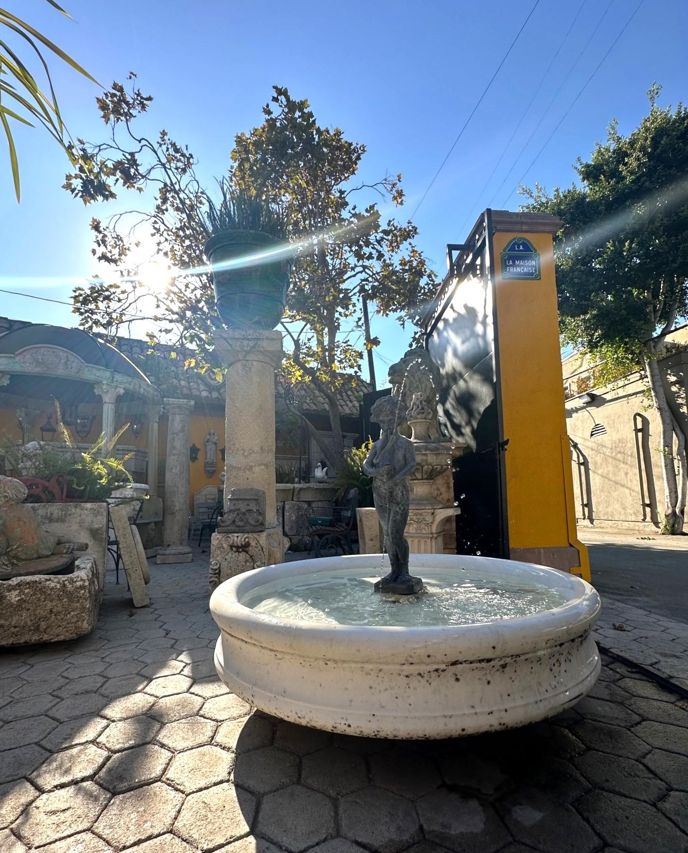 Bassin rond en marbre blanc sculpté à la main Fontaine antique en vente 7