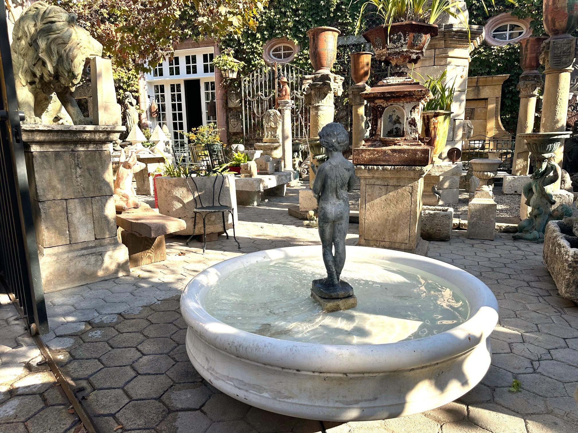 Bassin rond en marbre blanc sculpté à la main Fontaine antique en vente 8