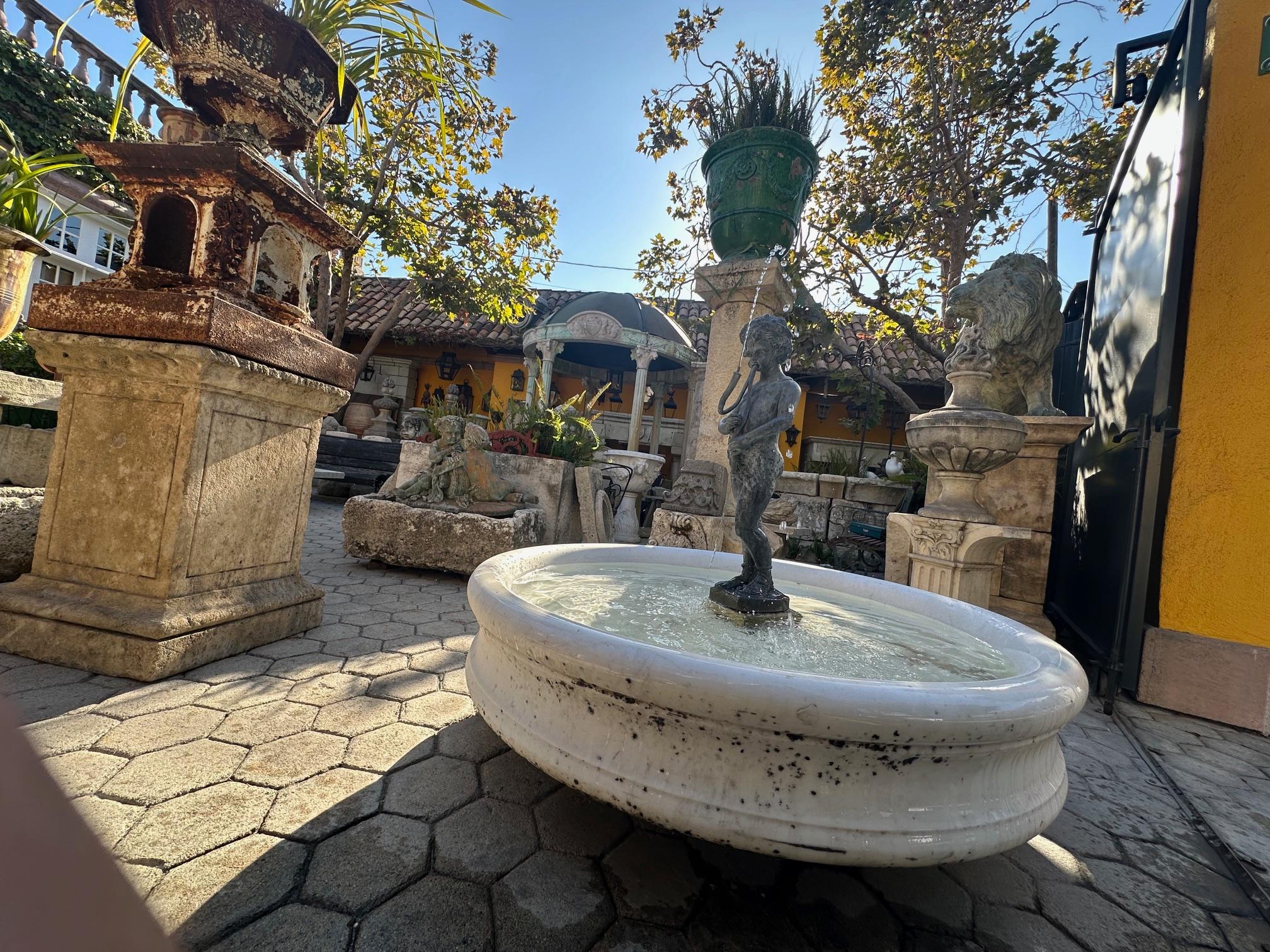Bassin rond en marbre blanc sculpté à la main Fontaine antique en vente 10
