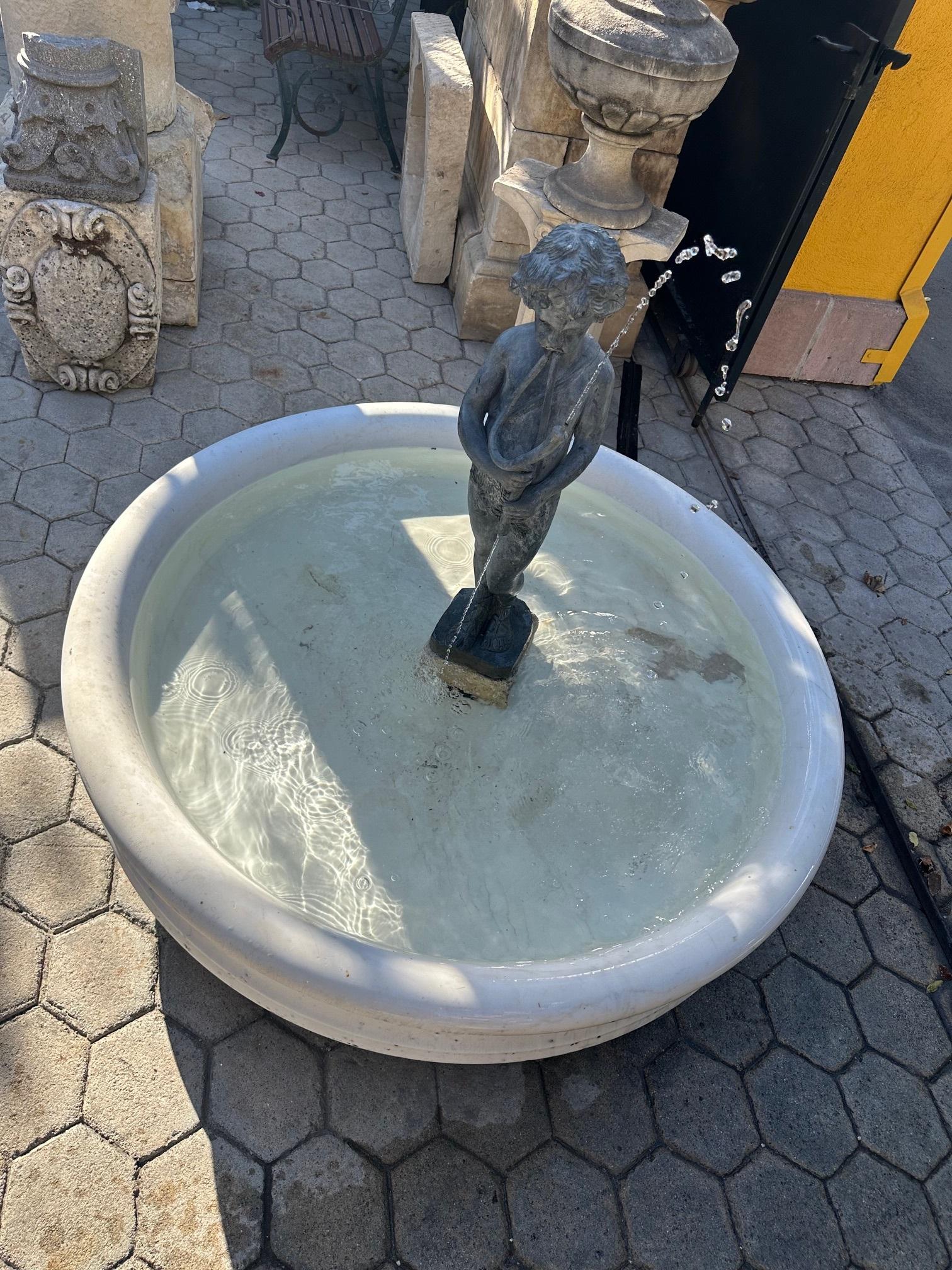 Bassin rond en marbre blanc sculpté à la main Fontaine antique en vente 12
