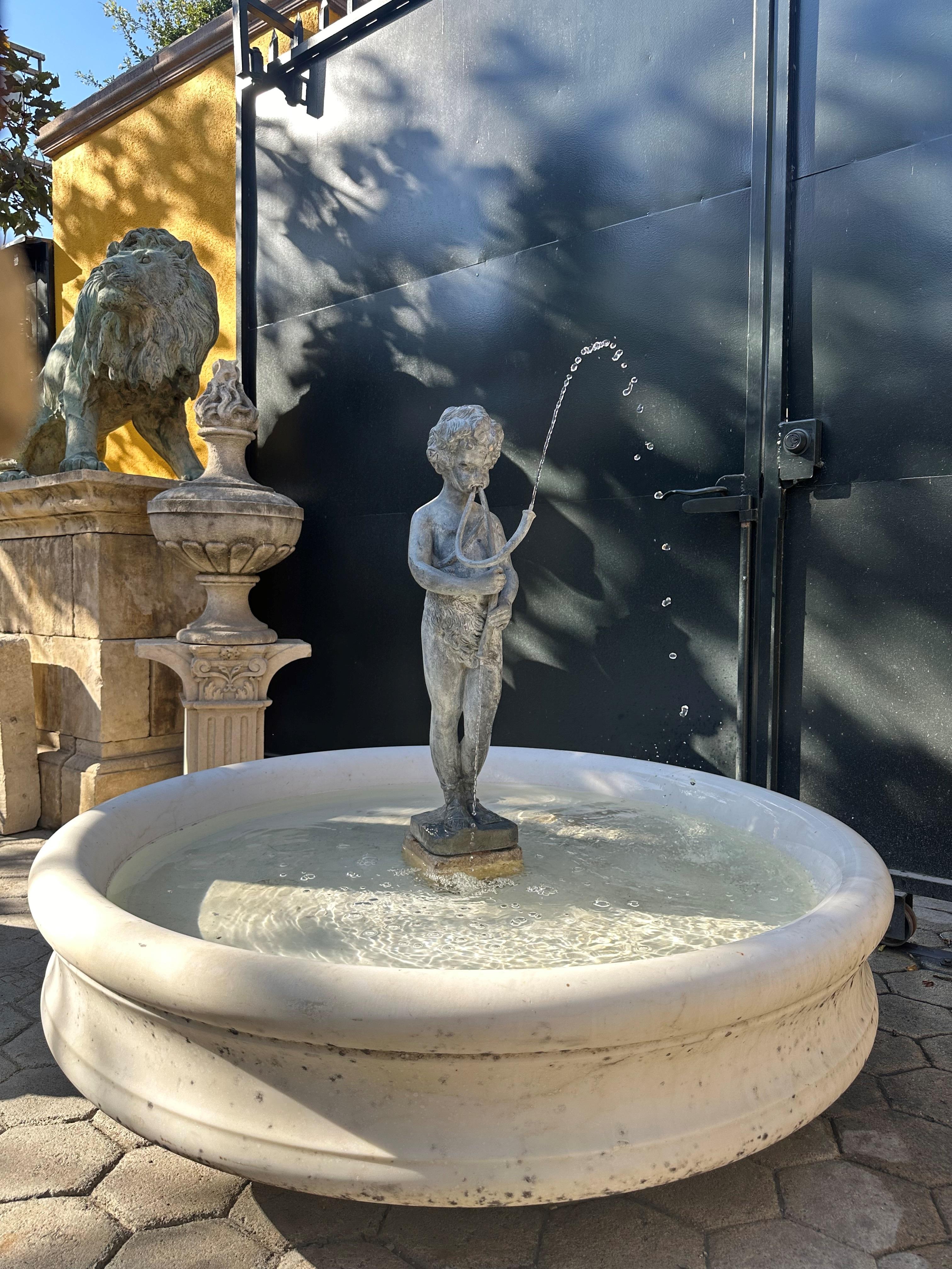 Français Bassin rond en marbre blanc sculpté à la main Fontaine antique en vente
