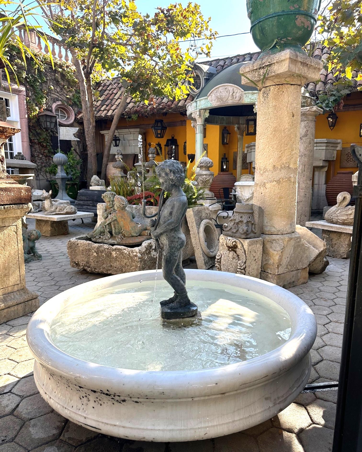 Sculpté Bassin rond en marbre blanc sculpté à la main Fontaine antique en vente