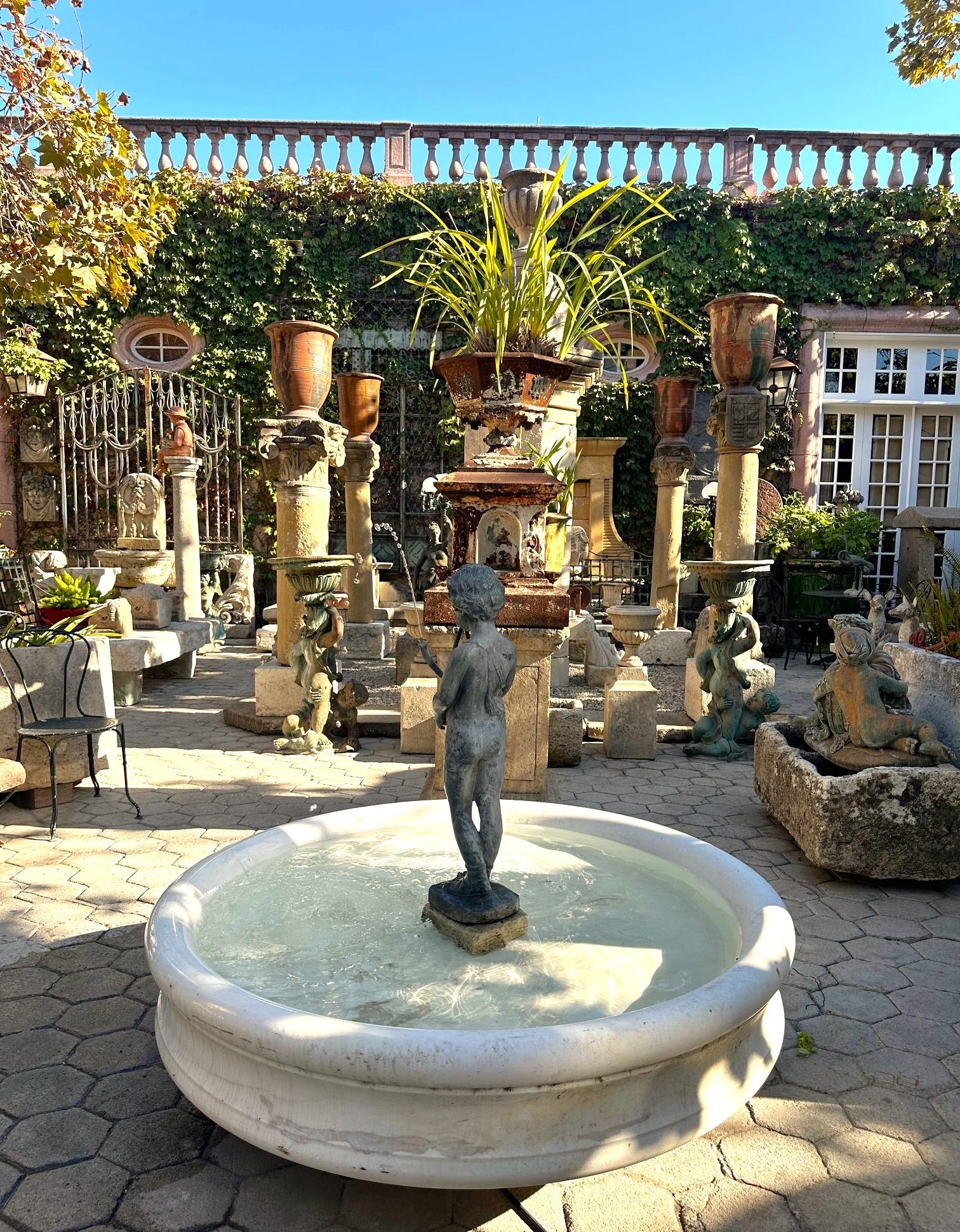 XIXe siècle Bassin rond en marbre blanc sculpté à la main Fontaine antique en vente
