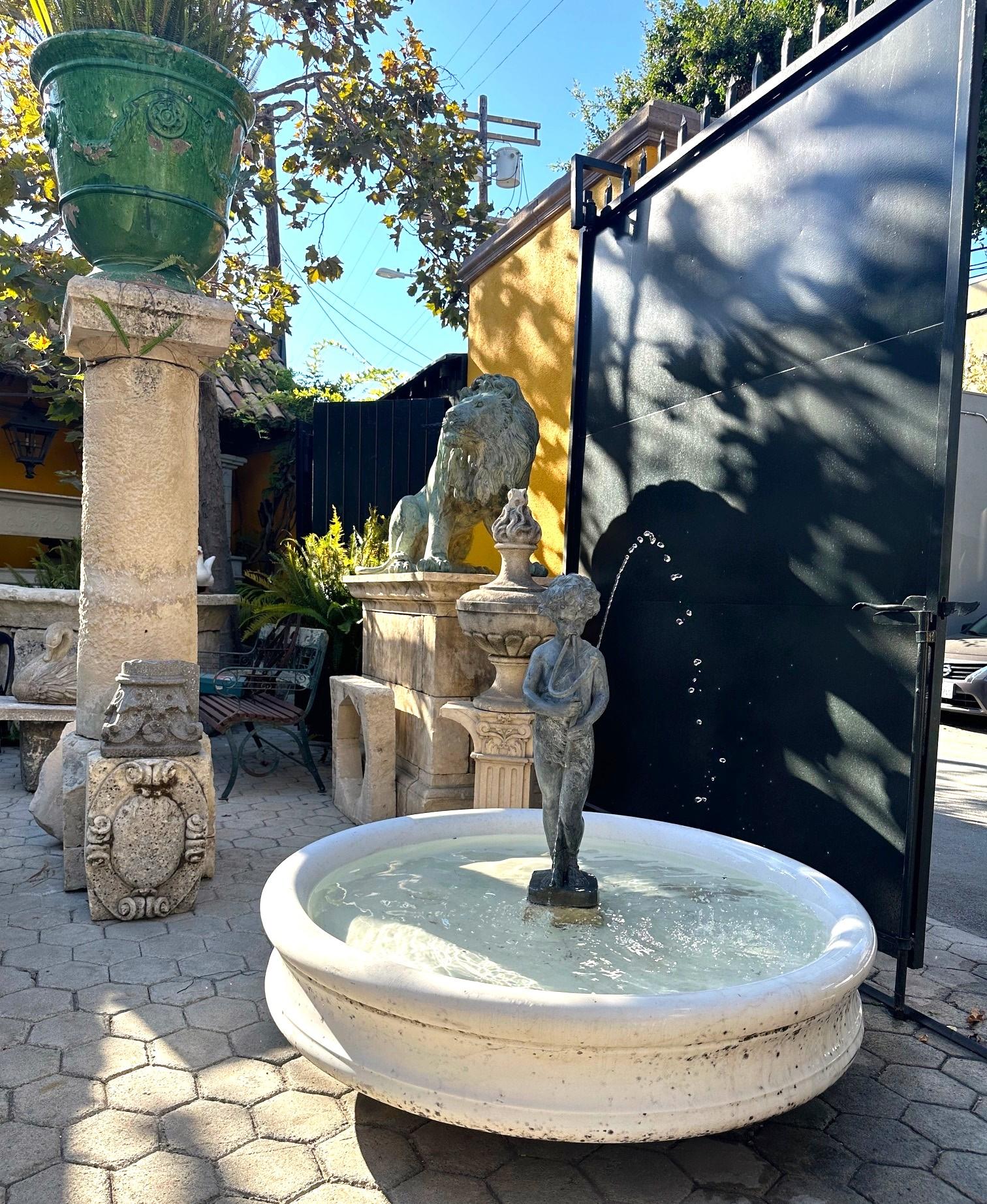 Pierre Bassin rond en marbre blanc sculpté à la main Fontaine antique en vente