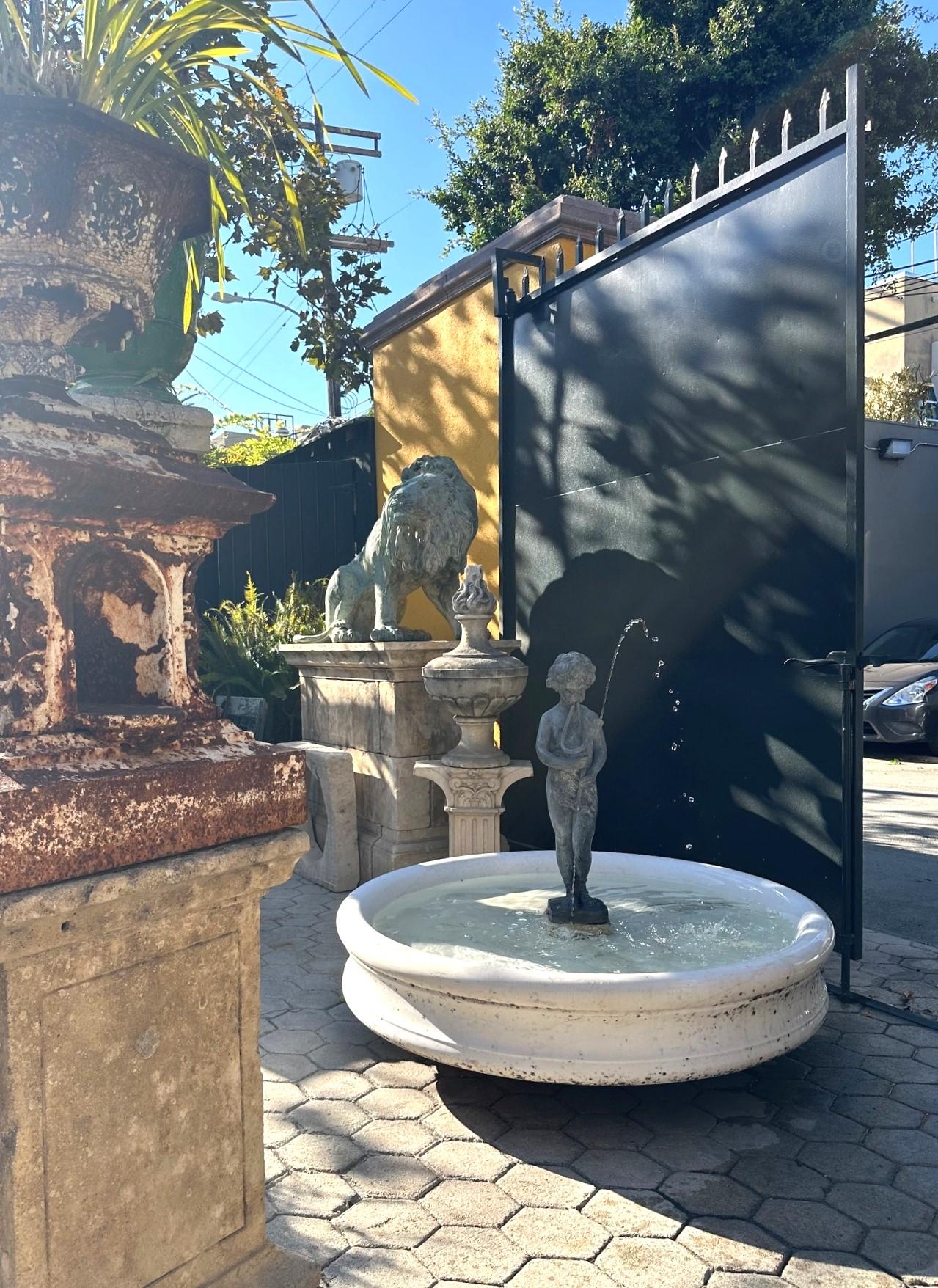 Bassin rond en marbre blanc sculpté à la main Fontaine antique en vente 1