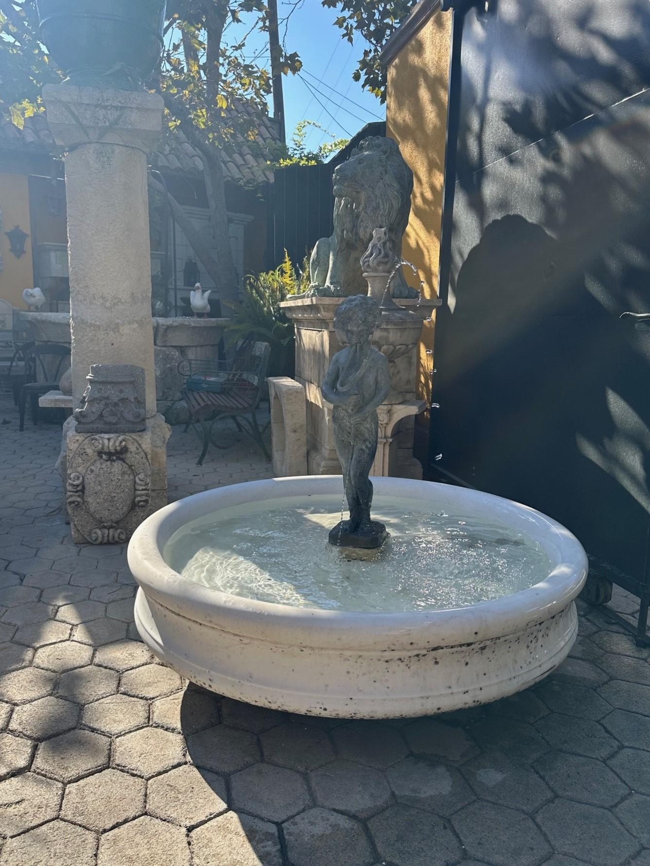 Bassin rond en marbre blanc sculpté à la main Fontaine antique en vente 2