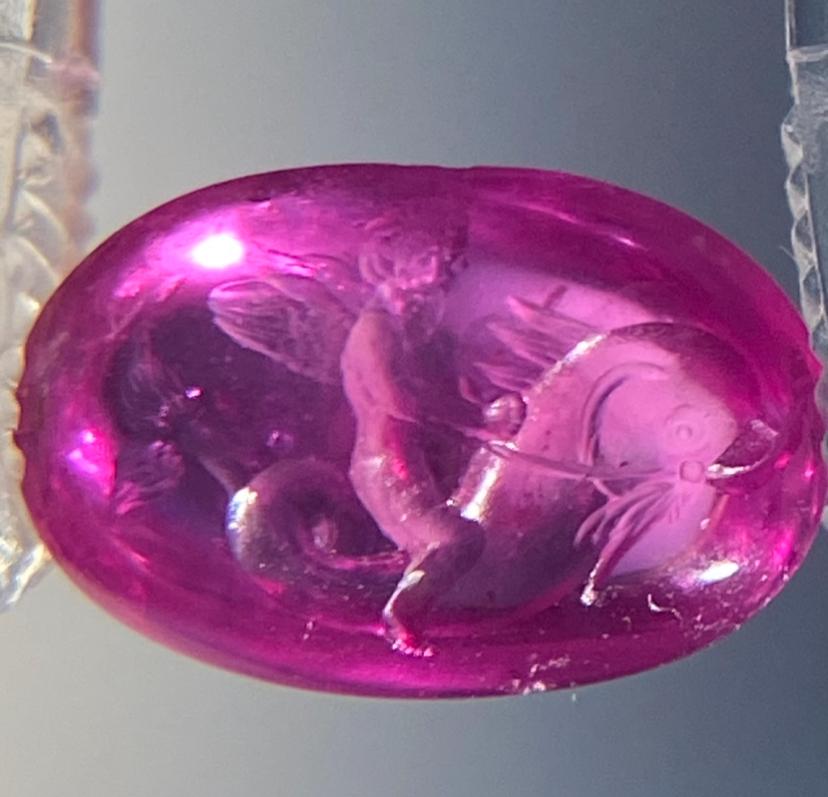 Handgeschnitztes Rubin-Intaglio eines Amors, der auf einem Delphin reitet, Castellani-Kollektion (Cabochon) im Angebot