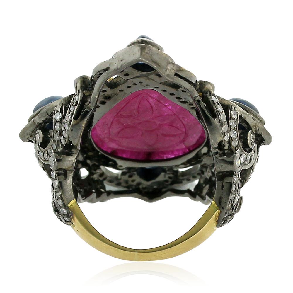 18kt Gold: 1.79gms
Silver: 4.86gms
Diamond: 2cts
Ruby: 11.1cts
Sapphire Blue: 1.9cts

Ring Size: US-6.5
