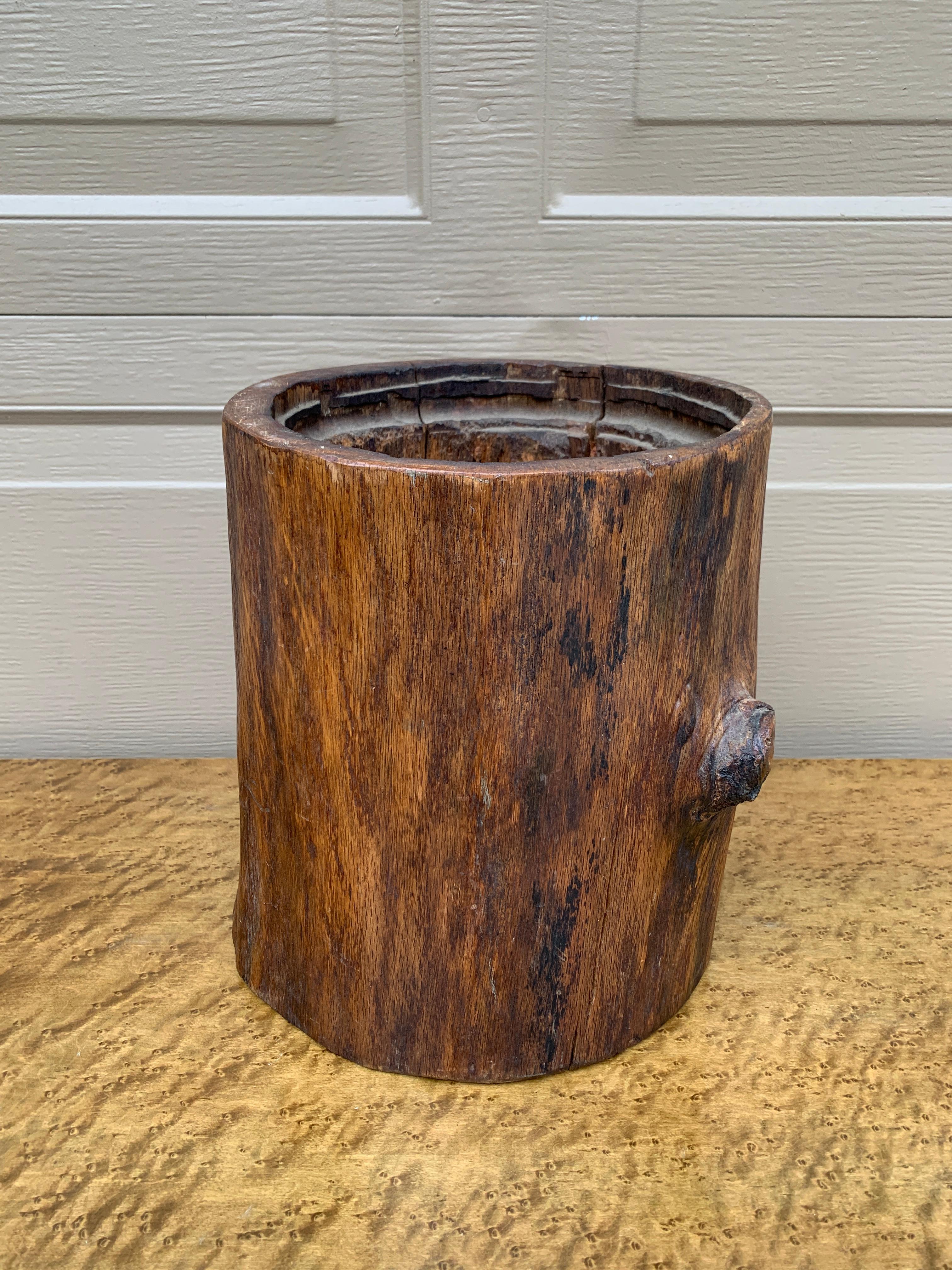 Magnifique cache-pot rustique Trompe L'Oeil en faux bois, sculpté à la main.

États-Unis d'Amérique, début du 20e siècle

Dimensions : 10,5 