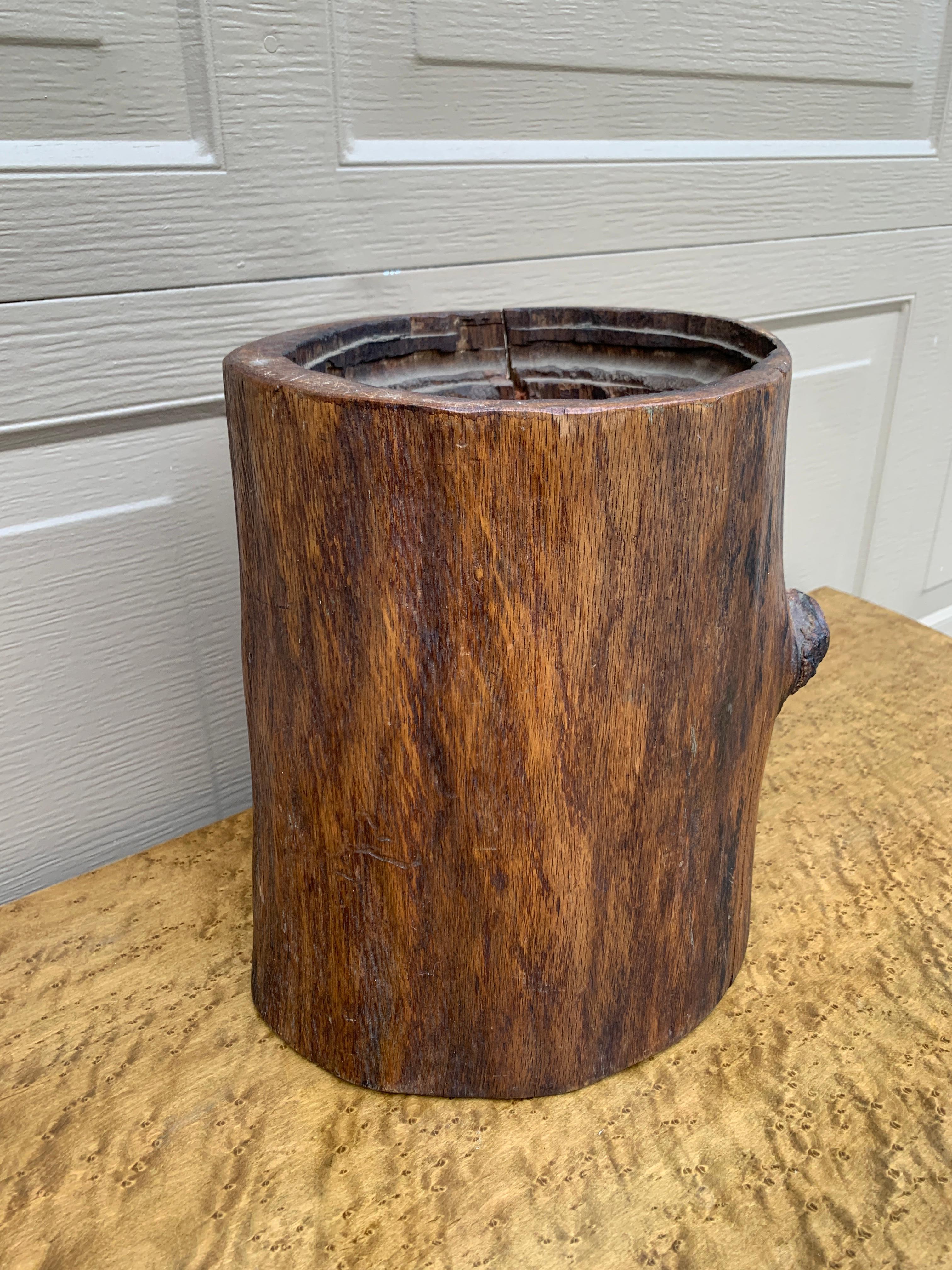 Jardinière Rustique Trompe l'Oeil Faux Bois Sculptée à la Main Bon état - En vente à Elkhart, IN