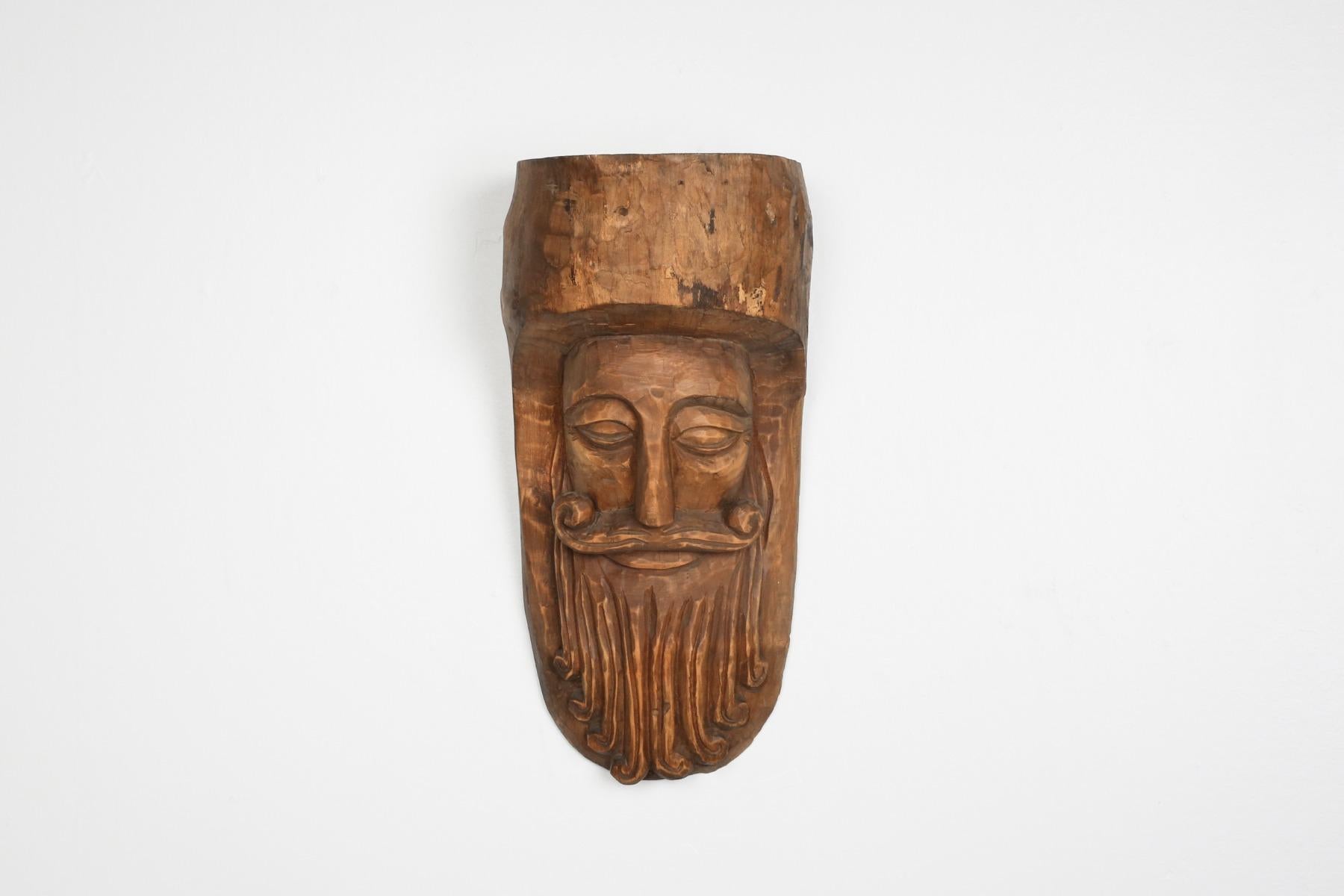 Bois Masque rustique en bois sculpté à la main avec une expression douce en vente
