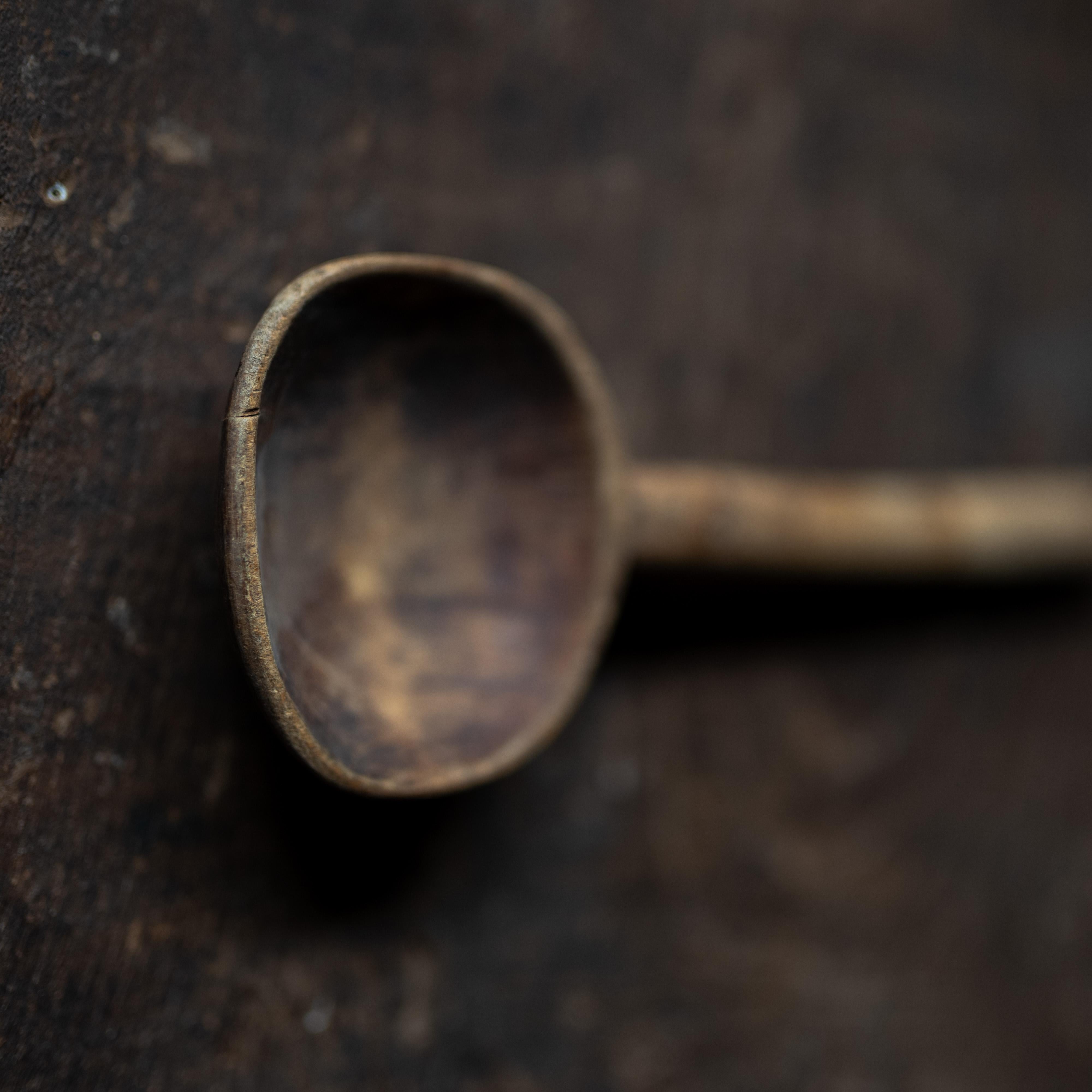 Cuchara de madera rústica tallada a mano, hacia 1900 Europeo en venta