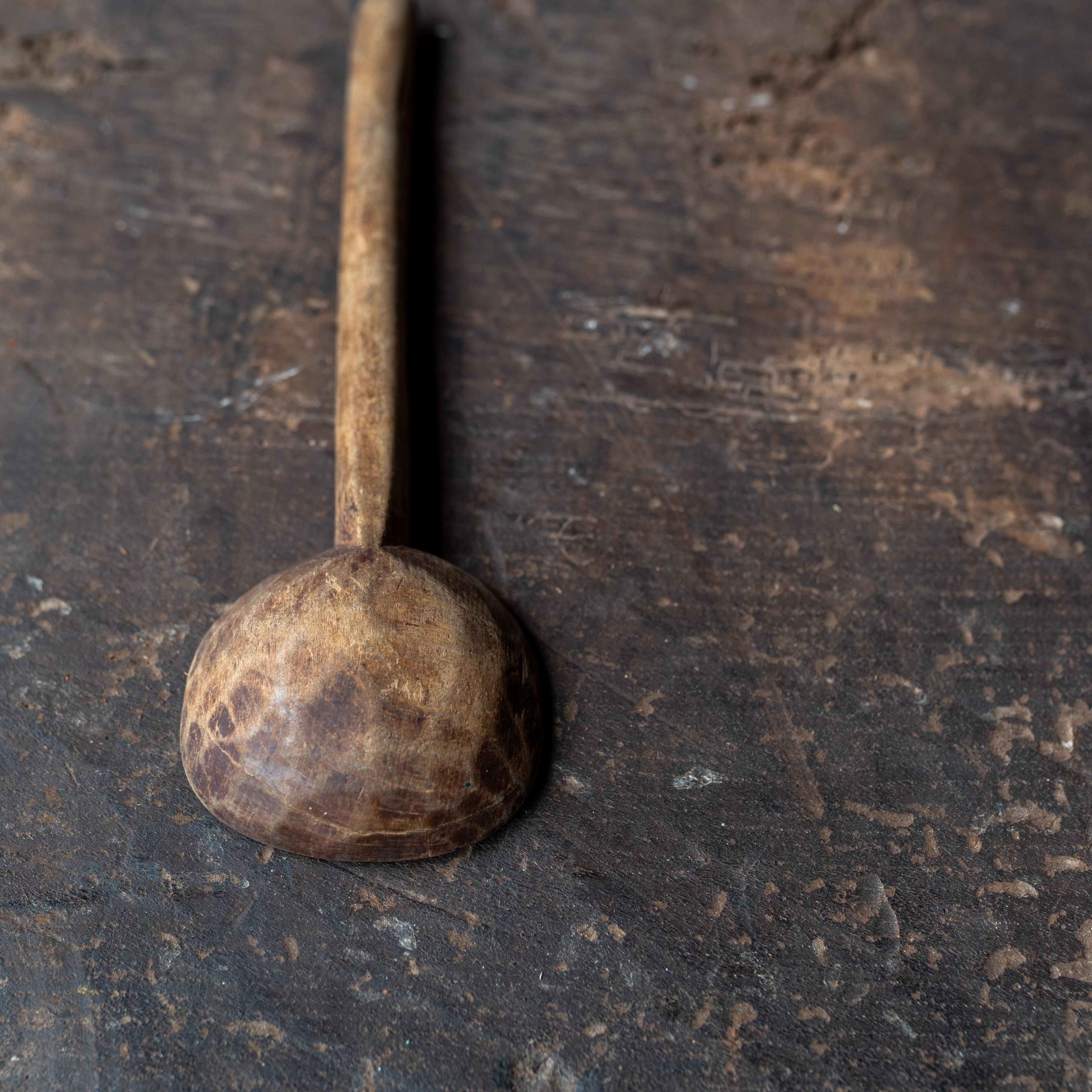 Cuchara de madera rústica tallada a mano, hacia 1900 Madera en venta