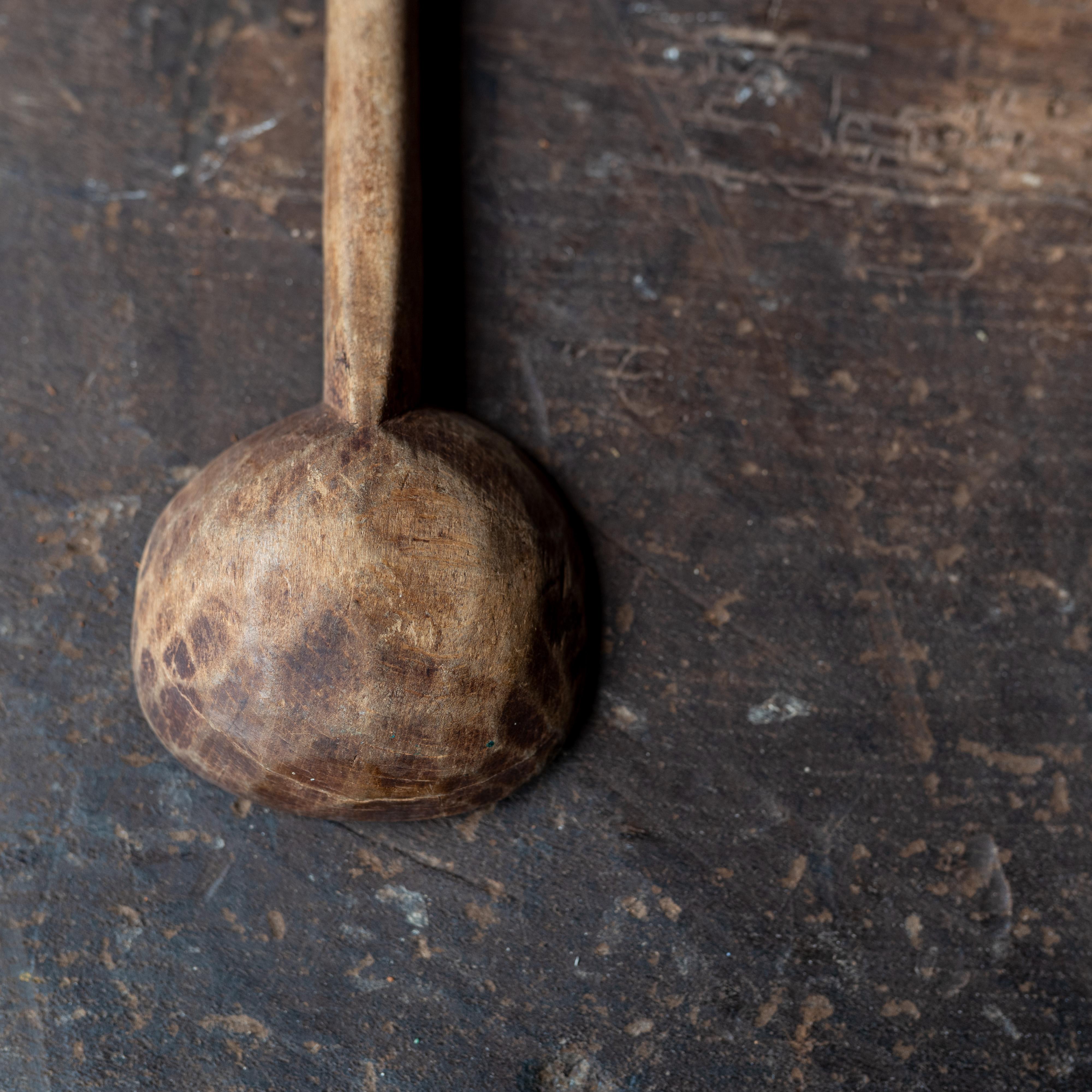 Cuchara de madera rústica tallada a mano, hacia 1900 en venta 1