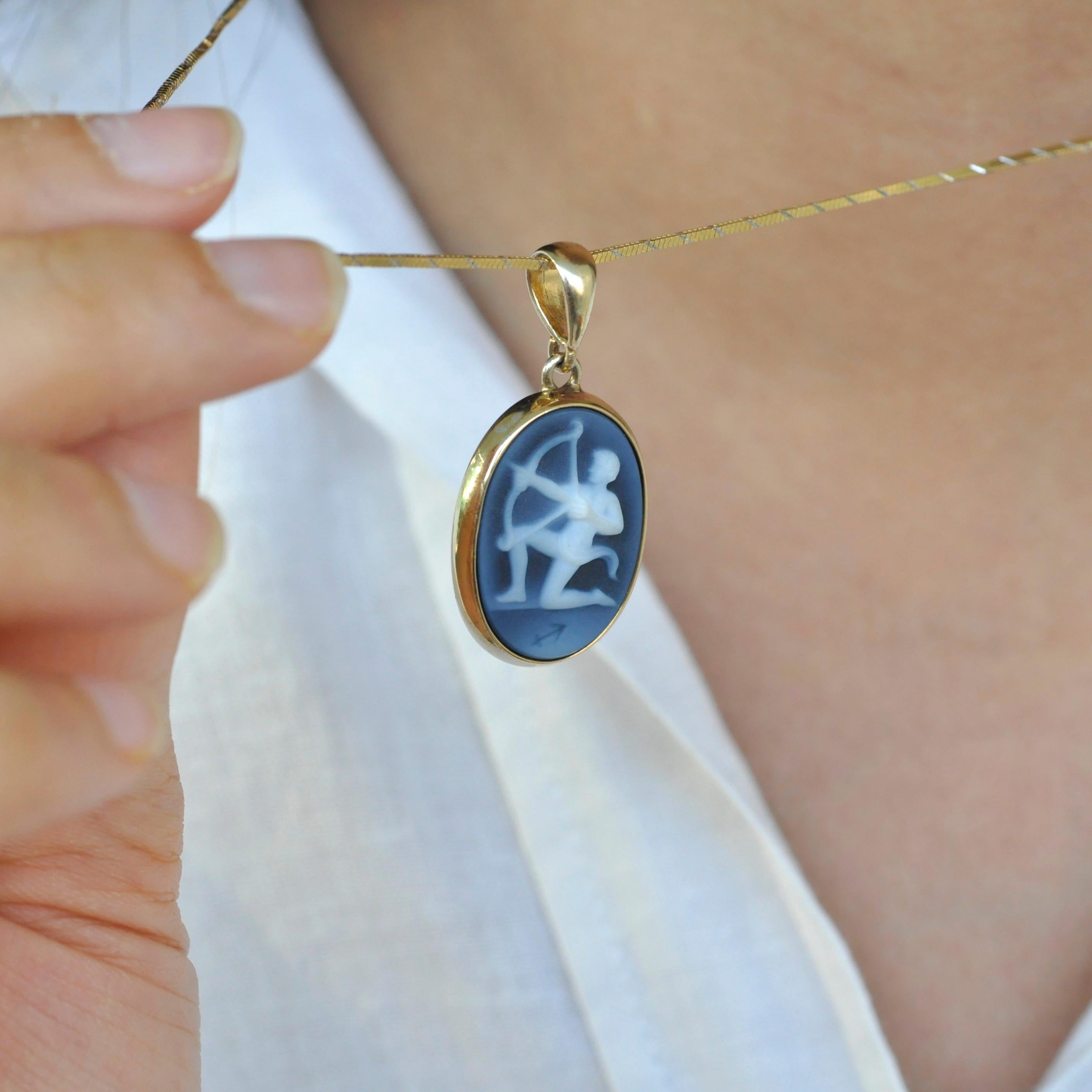 Collier pendentif en argent sterling 925 avec camée en agate du signe du zodiaque sagittarius sculpté à la main en vente 5