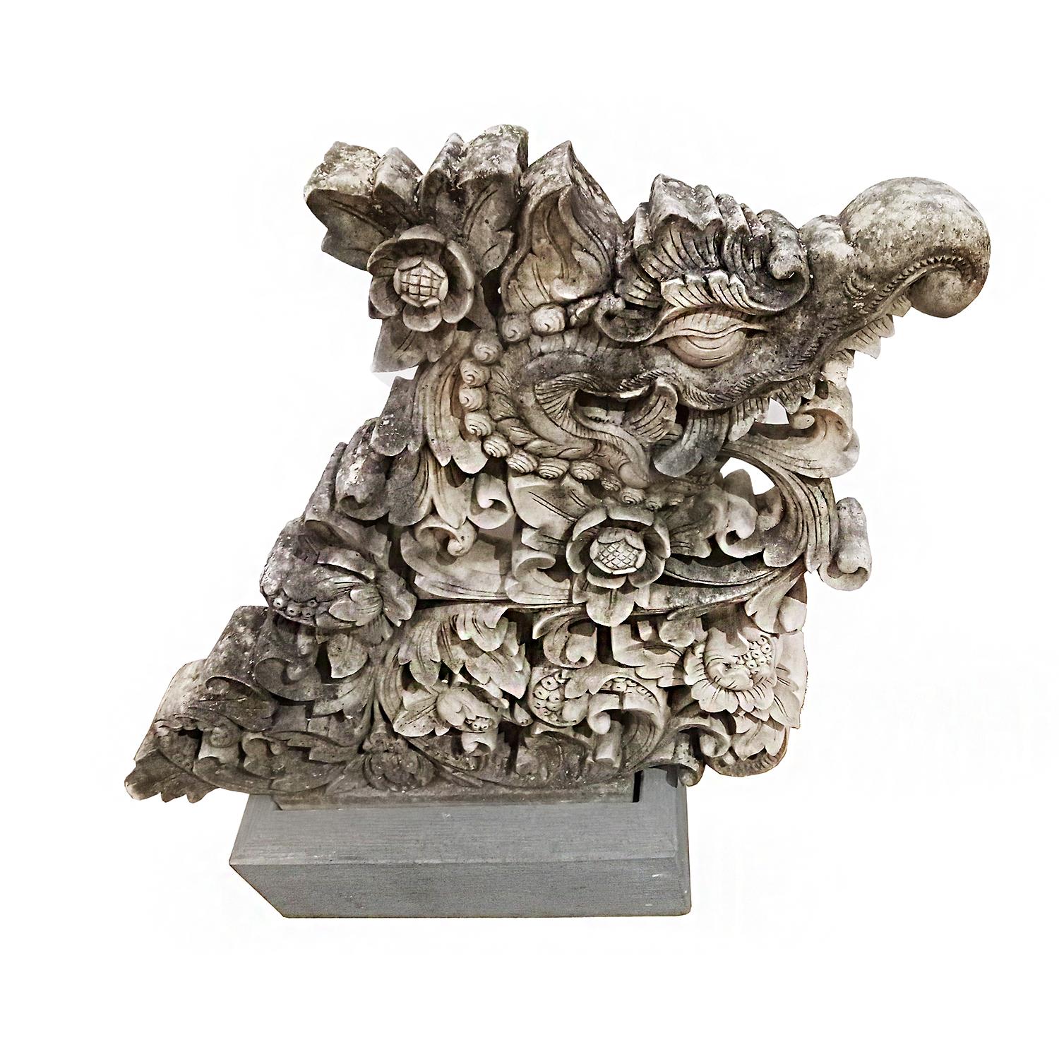 Début du 20e siècle Sculpture de dragon en grès sculptée à la main  en vente 2