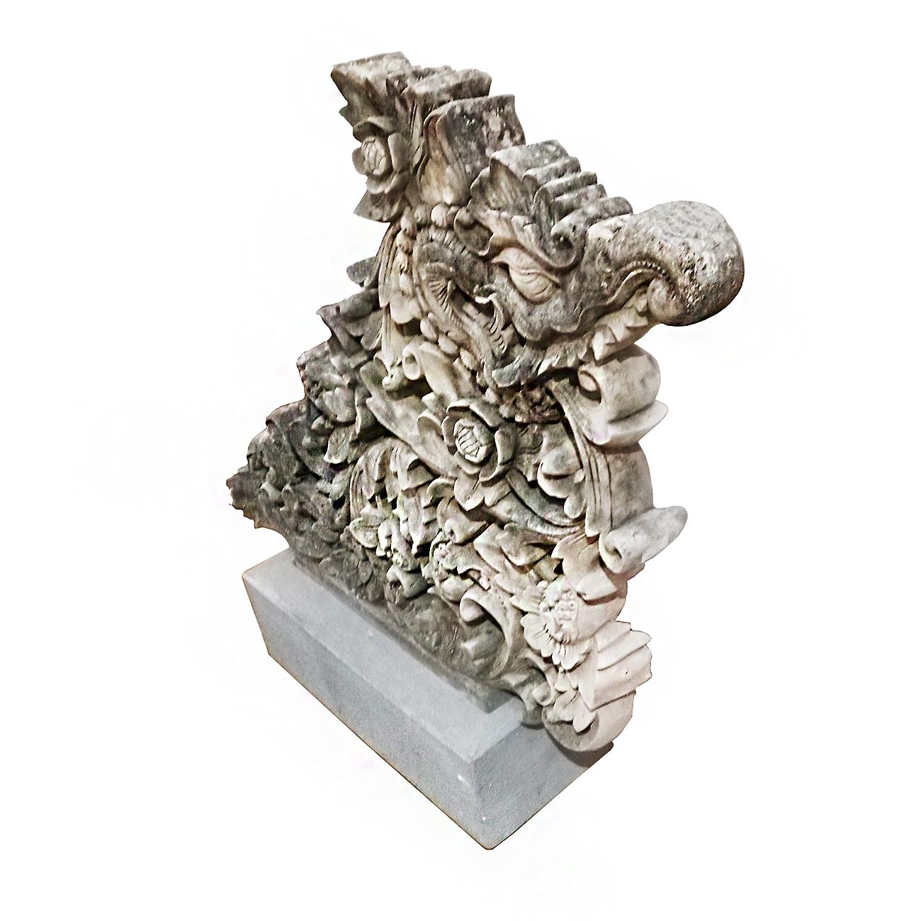 Début du 20e siècle Sculpture de dragon en grès sculptée à la main  en vente 3