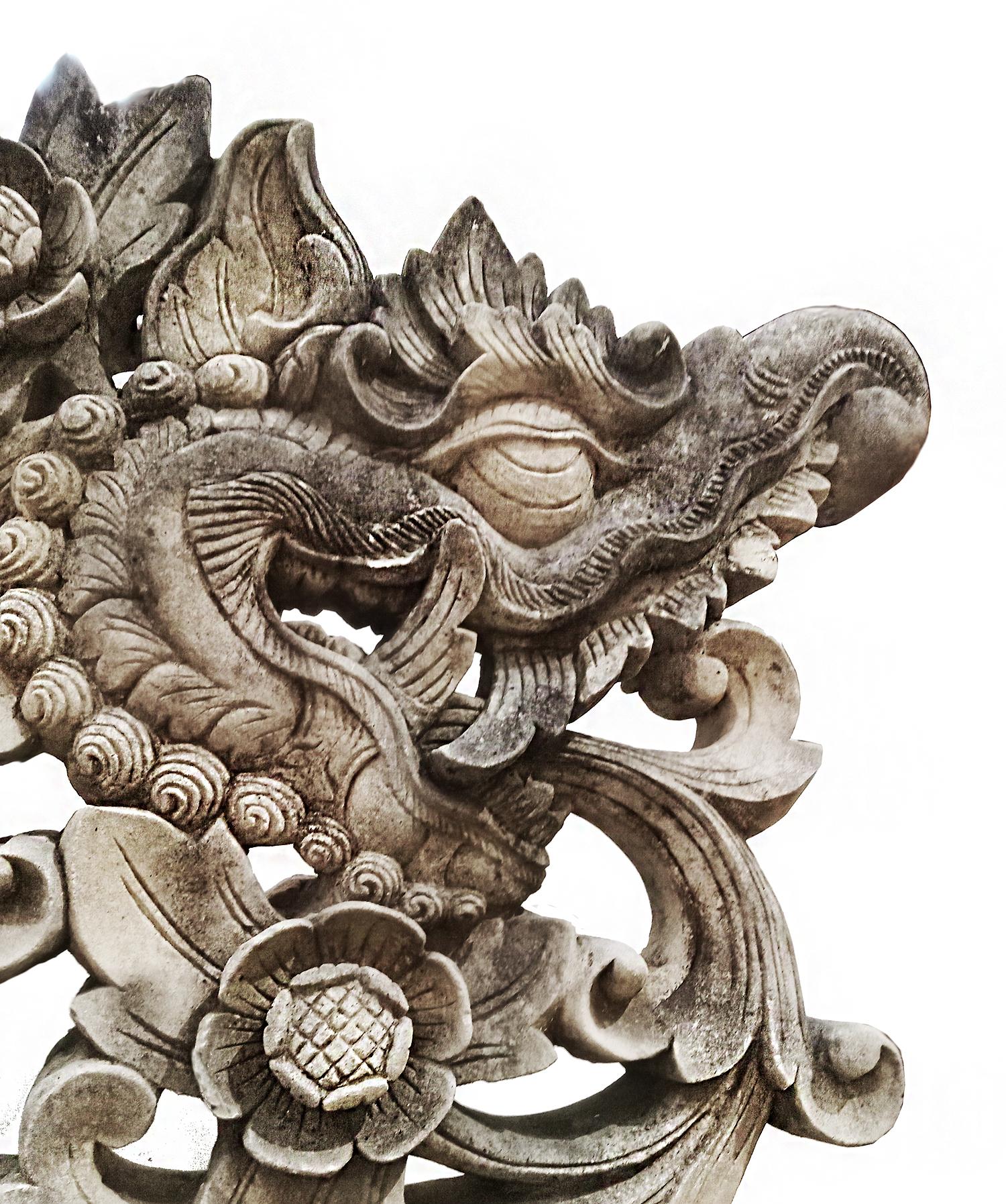 Début du 20ème siècle Début du 20e siècle Sculpture de dragon en grès sculptée à la main  en vente