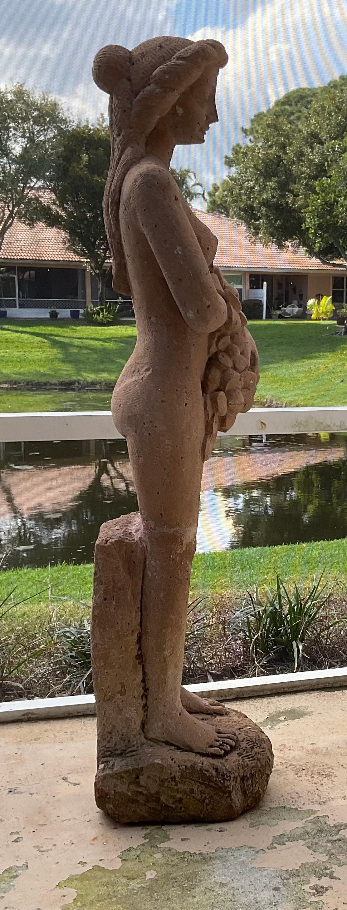 Handgeschnitzte weibliche Sandstein-Skulptur im Angebot 5