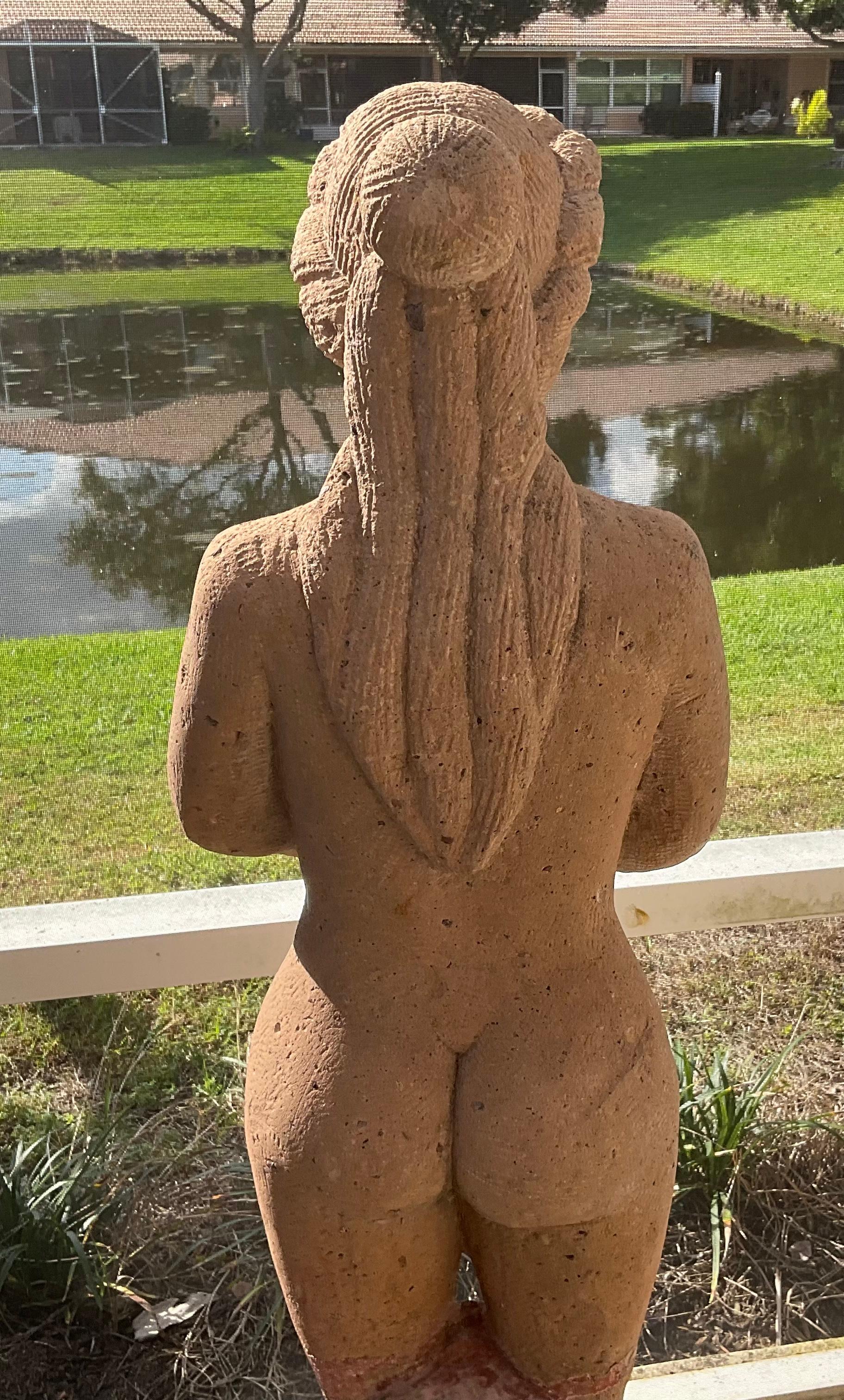 Sculpture féminine en grès sculptée à la main en vente 4