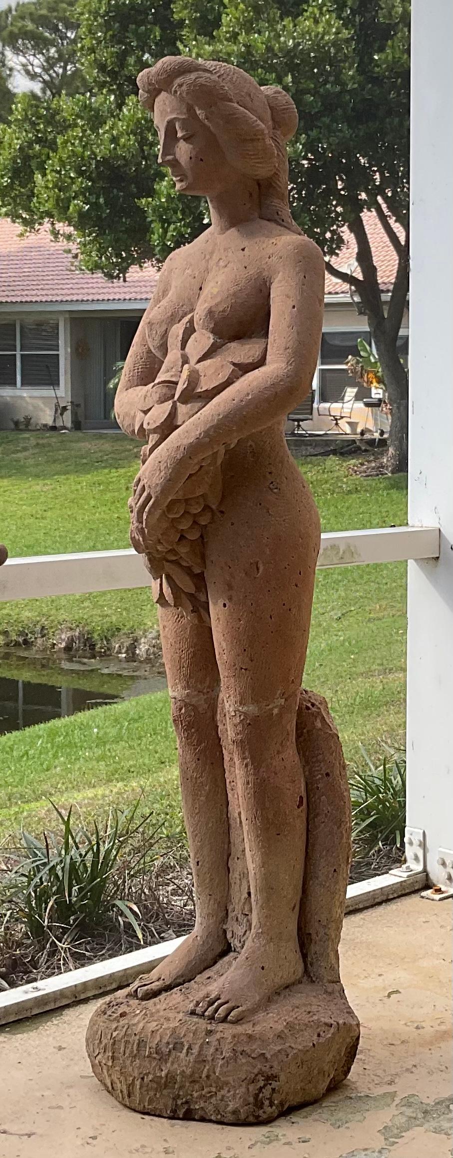 Sculpture féminine en grès sculptée à la main en vente 8