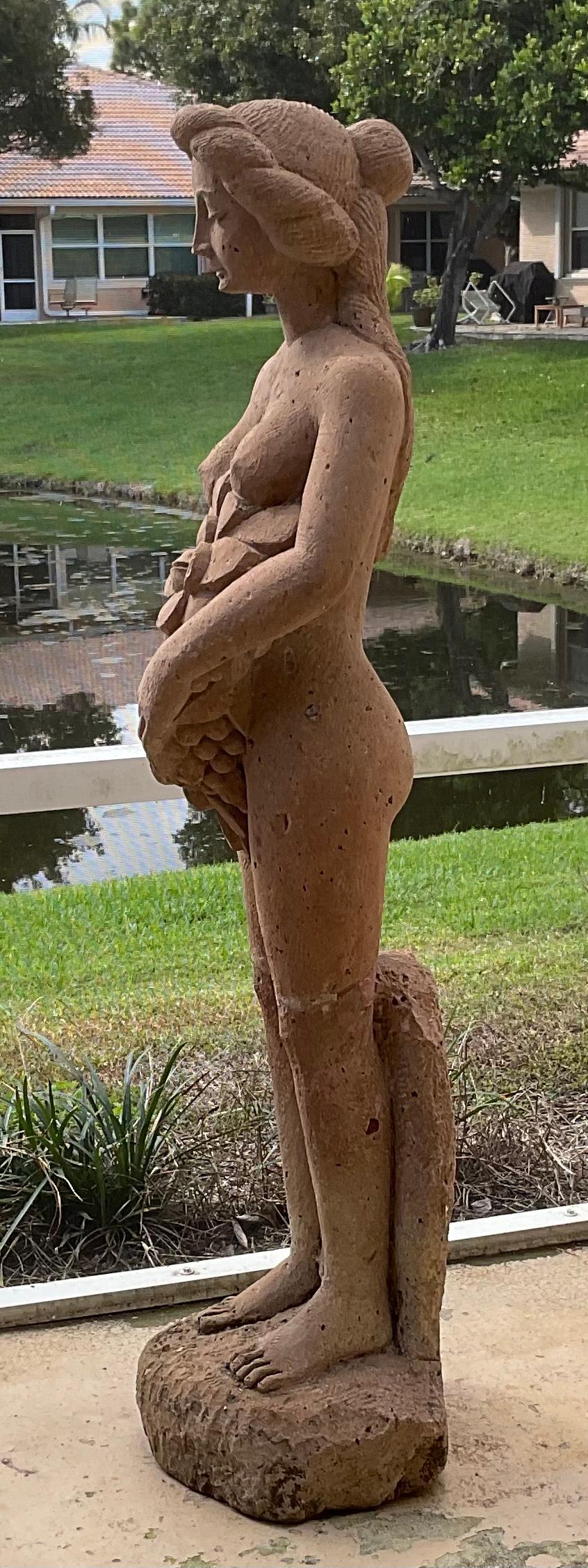 Sculpture féminine en grès sculptée à la main en vente 9