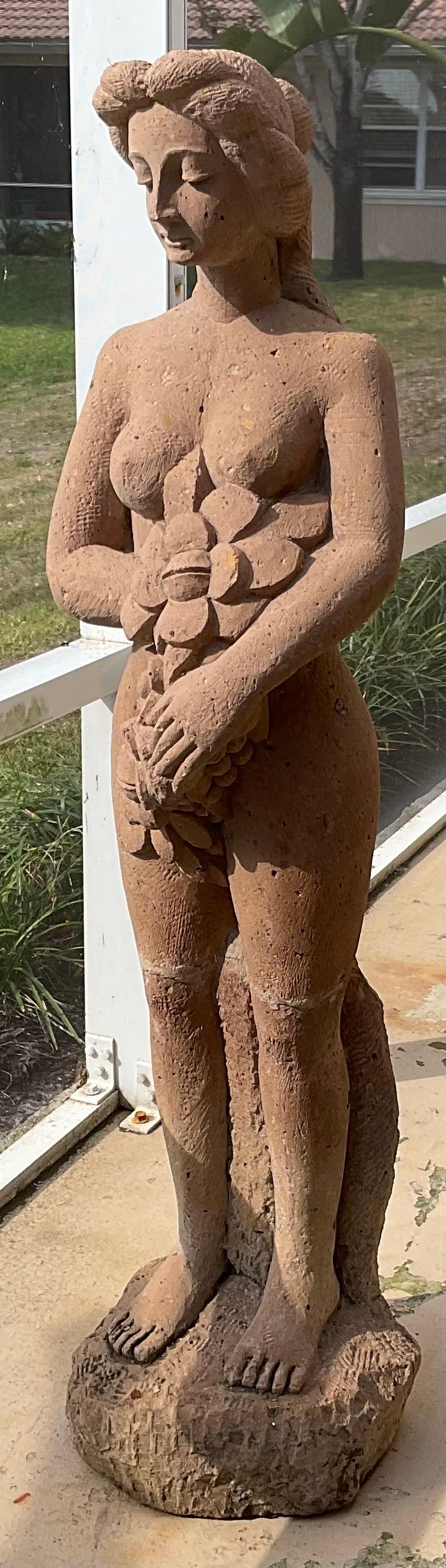 Magnifique sculpture en grès sculptée à la main d'une demi-nudité de femmes debout dans le style grec classique. Une sculpture extérieure attrayante ou un objet d'art exceptionnel à l'intérieur.
    