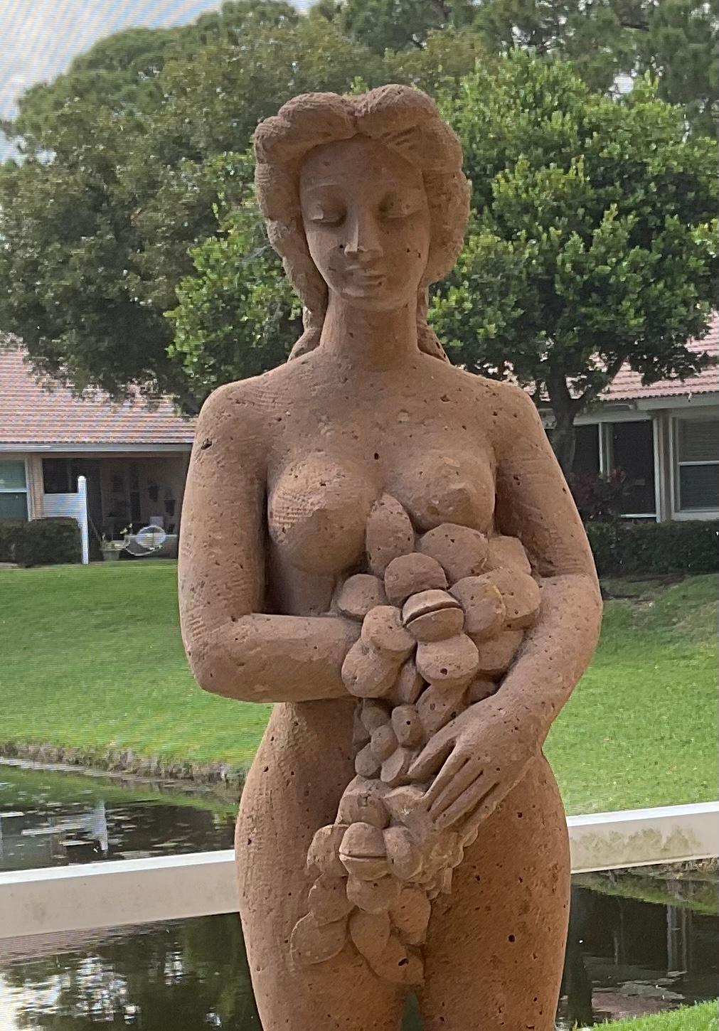 Sculpture féminine en grès sculptée à la main en vente 1