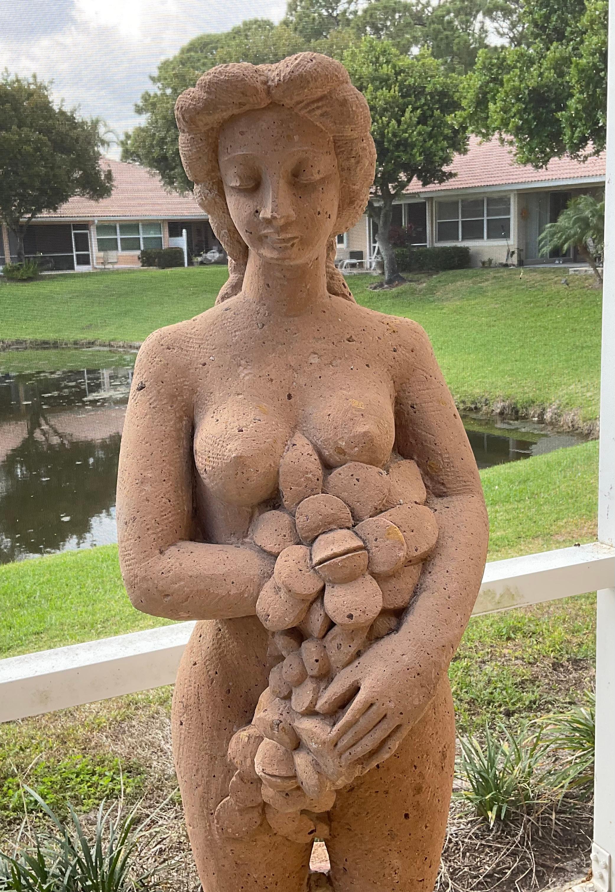 Handgeschnitzte weibliche Sandstein-Skulptur im Angebot 4
