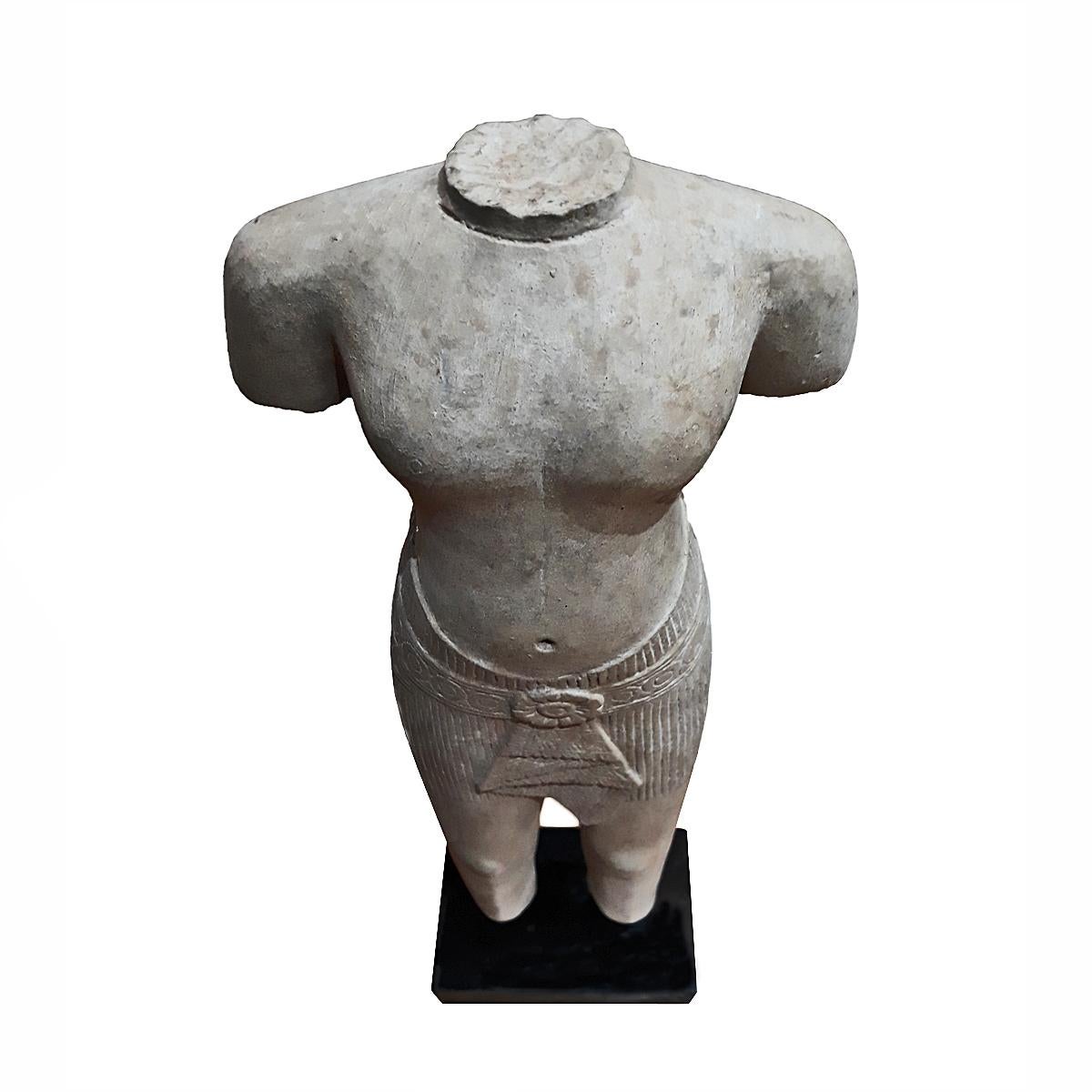 Handgeschnitzte thailändische Sandstein-Skulptur im Zustand „Gut“ im Angebot in New York, NY