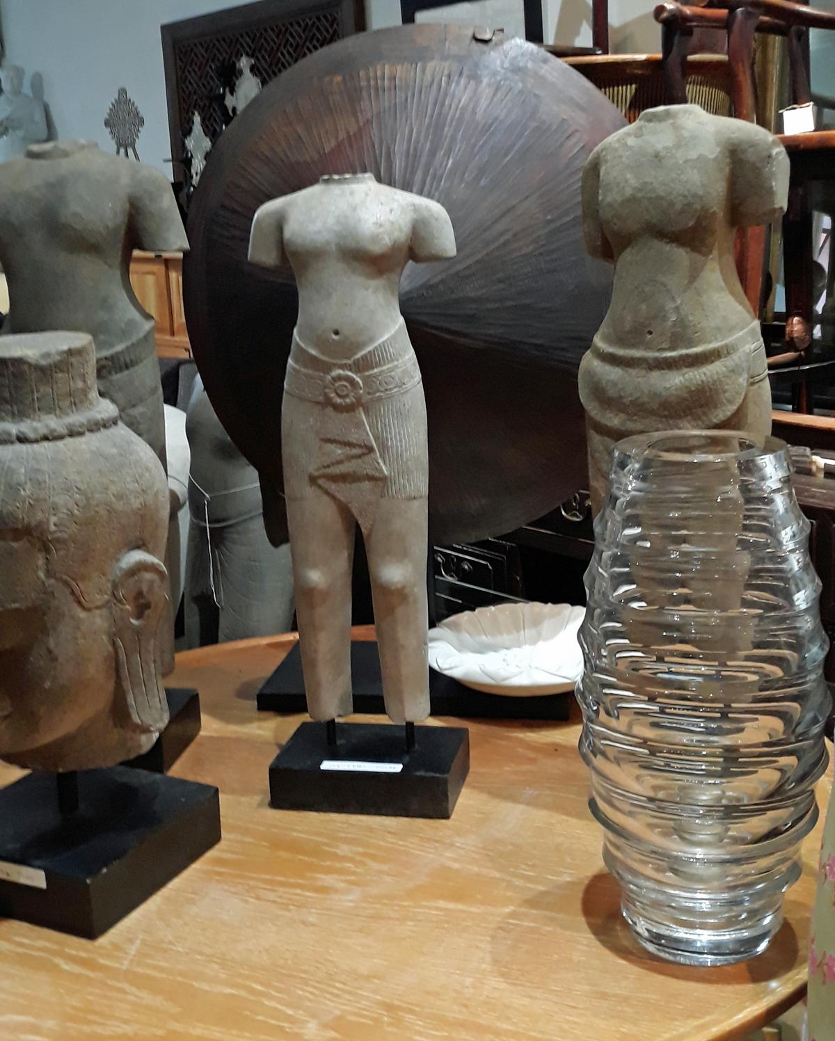 Handgeschnitzte thailändische Sandstein-Skulptur im Angebot 1