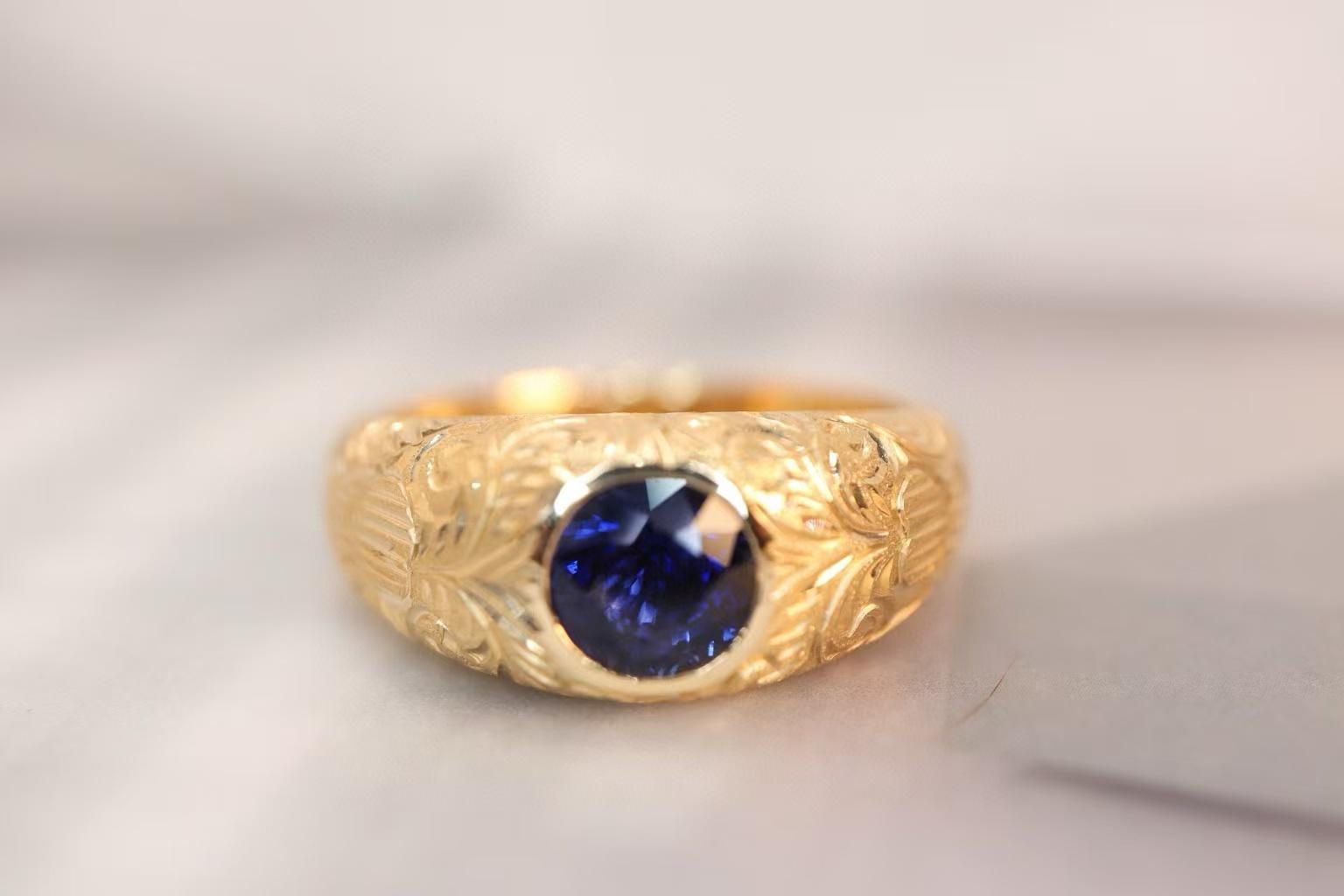 Handgeschnitzter Saphirring makelloser Glasur mit reiner Handschnitzerei

Hauptstein - 1.03 CT
Goldgewicht - 4,07 GM

Hochwertiger Saphir: Ein tiefblauer Saphir mit glasartigem Körper und makelloser Klarheit, hochtransparent.
Hand - geschnitzt