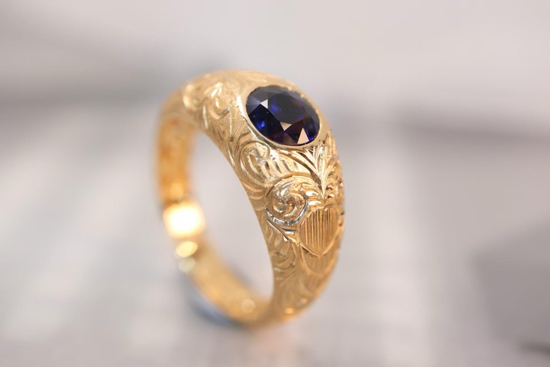 1,03 Karat nicht erhitzter blauer Saphir Goldring mit aufwändiger Handschnitzerei (Rundschliff) im Angebot