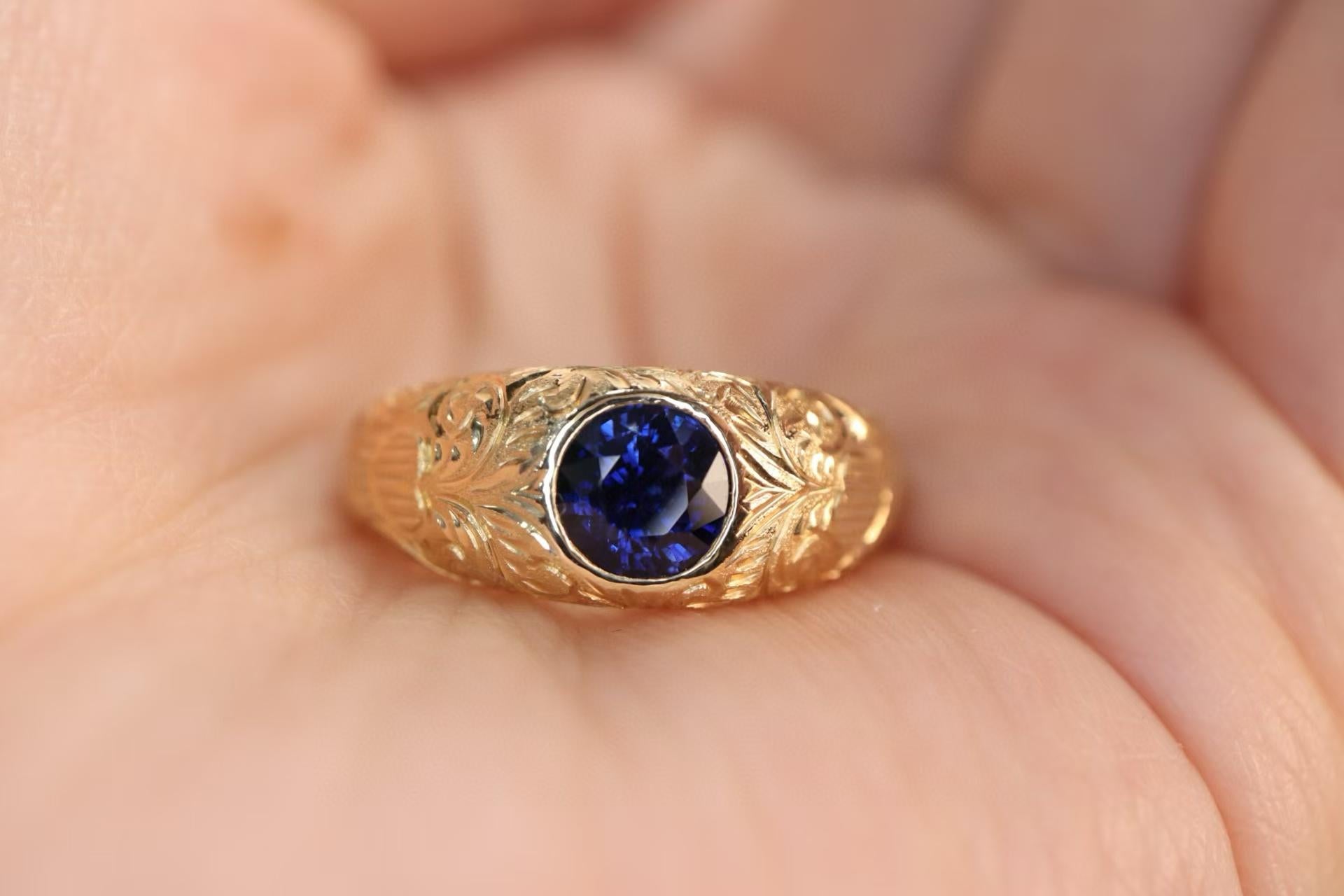 1,03 Karat nicht erhitzter blauer Saphir Goldring mit aufwändiger Handschnitzerei im Zustand „Neu“ im Angebot in Kowloon, HK