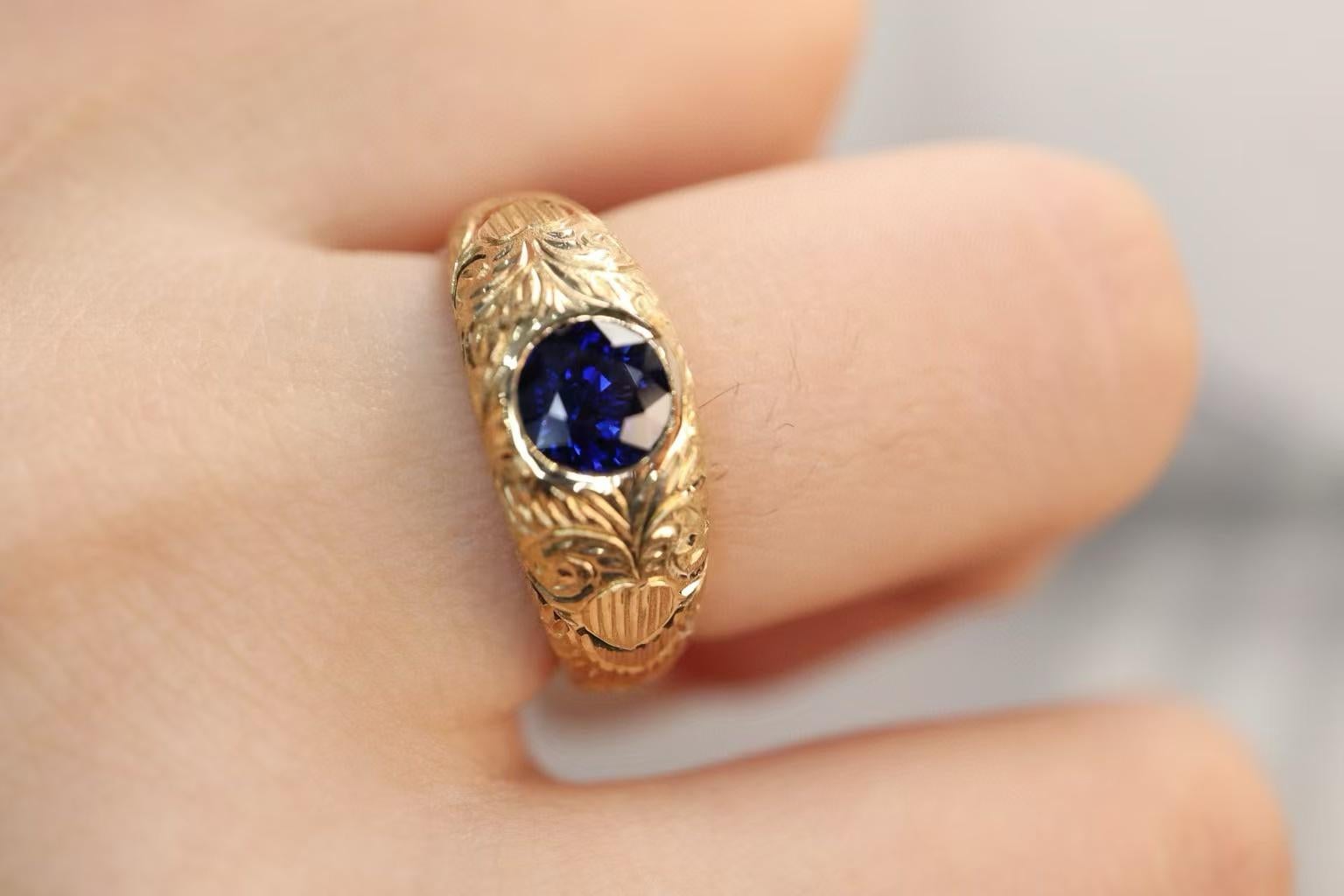 1,03 Karat nicht erhitzter blauer Saphir Goldring mit aufwändiger Handschnitzerei für Damen oder Herren im Angebot