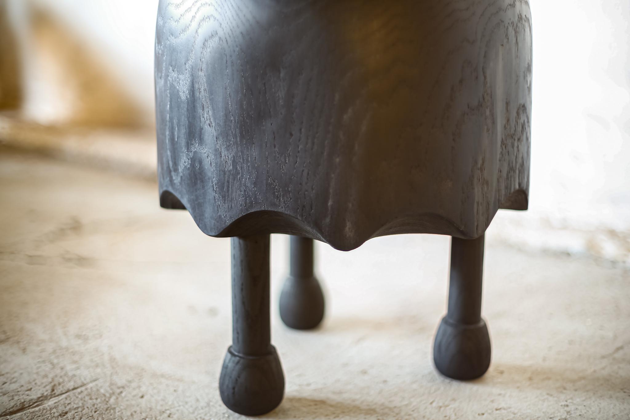 Moderne Table à 3 pieds festonnée et sculptée à la main en vente