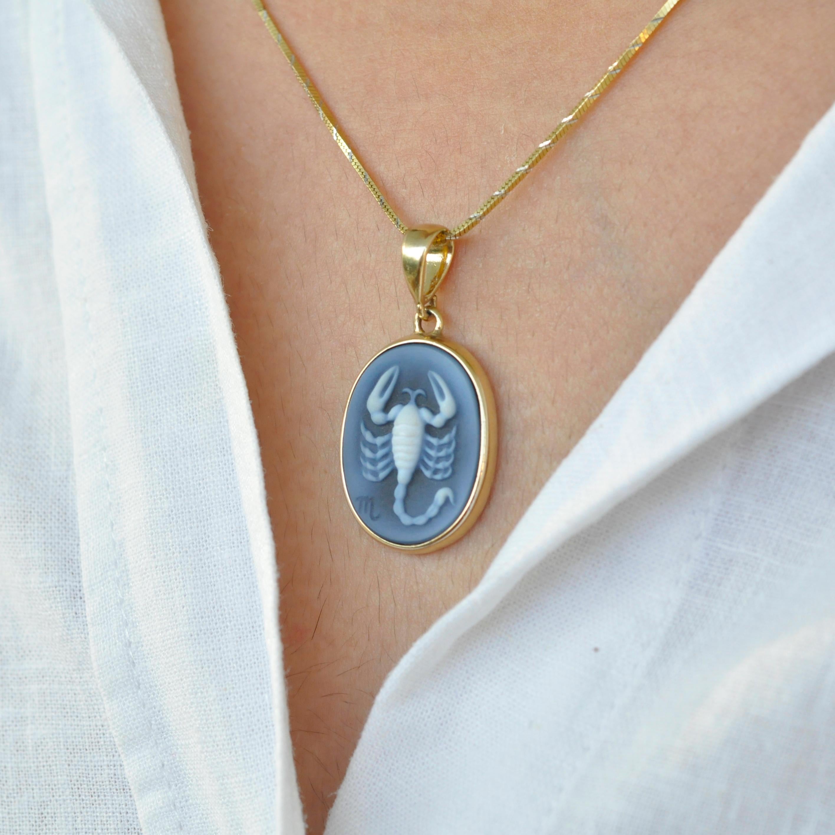 Hand-Carved Scorpio Zodiac Agate Cameo 925 Sterling Silver Pendant Necklace In New Condition In Jaipur, Rajasthan