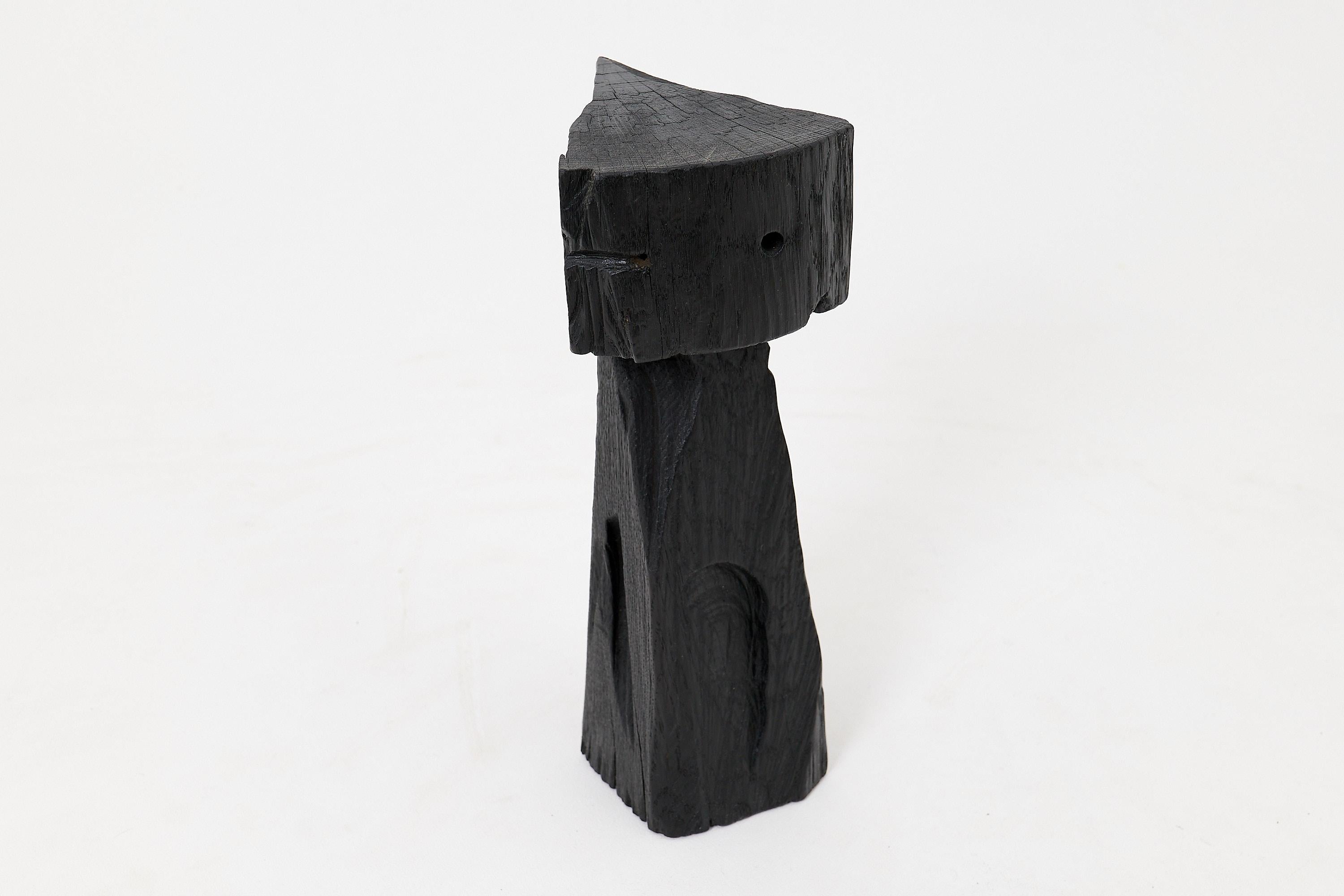 Sculpturale, sculptée à la main, en bois dur, Table d'appoint, Totem, Piédestal, par Logniture en vente 2