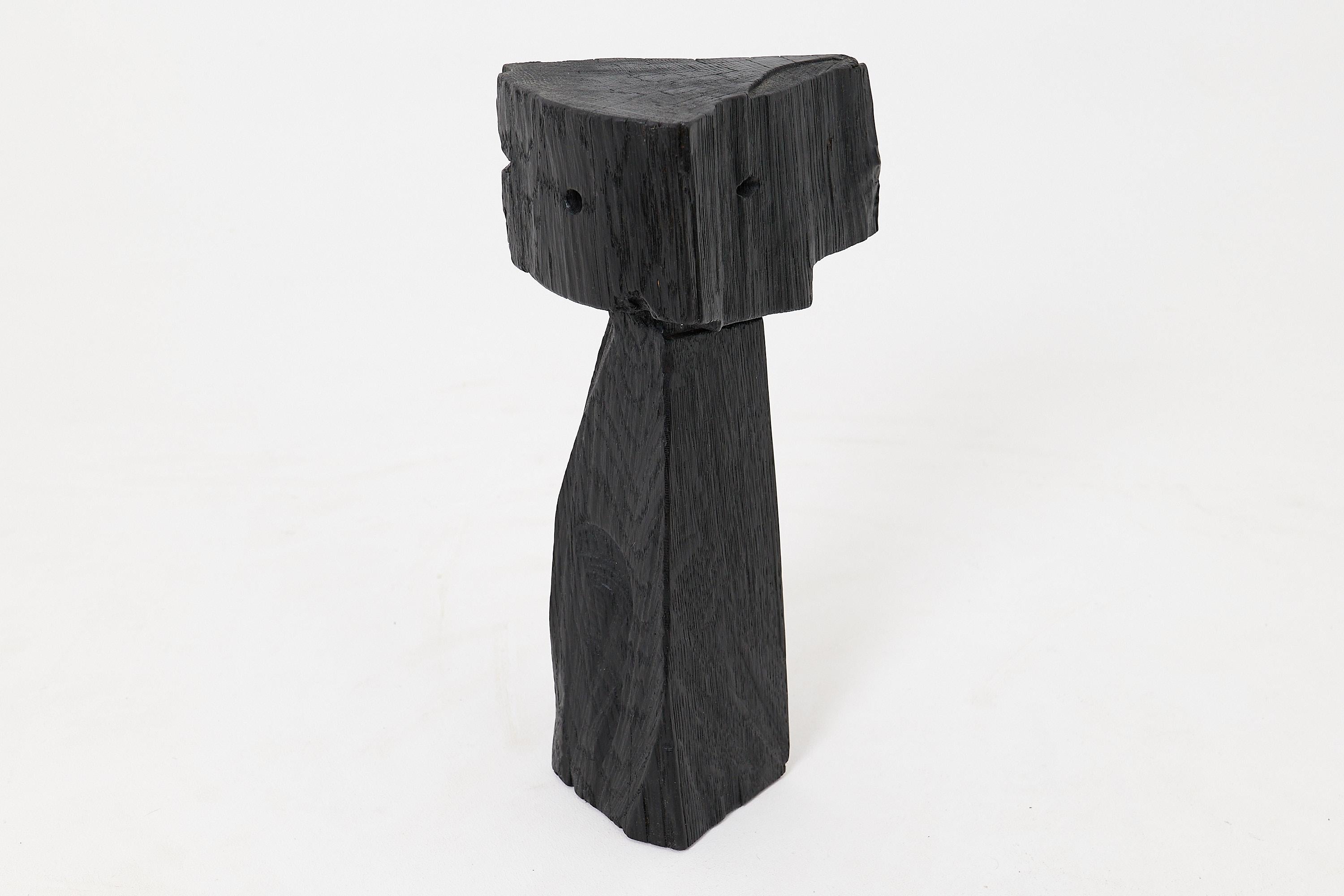 Sculpturale, sculptée à la main, en bois dur, Table d'appoint, Totem, Piédestal, par Logniture en vente 3