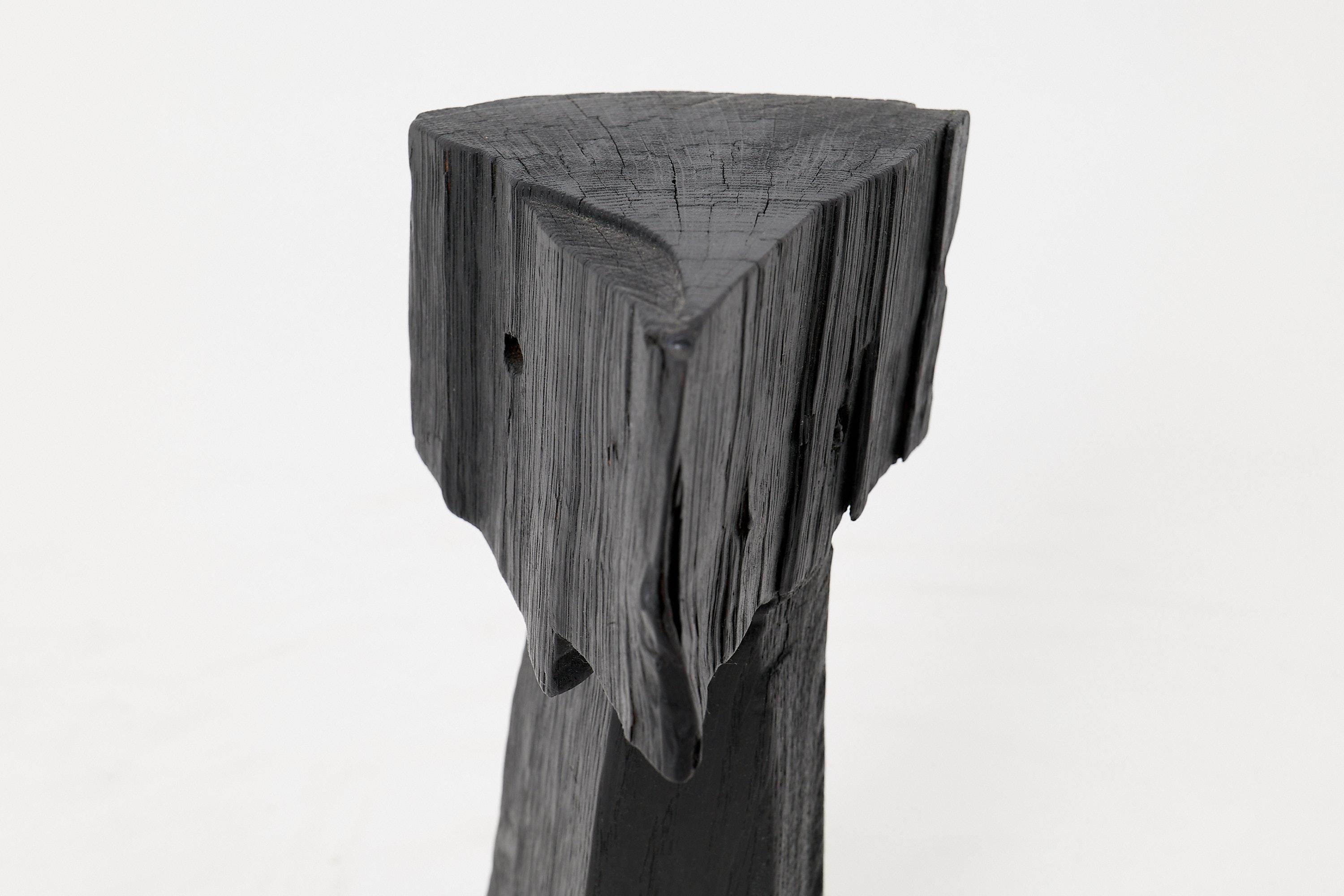 Brutalisme Sculpturale, sculptée à la main, en bois dur, Table d'appoint, Totem, Piédestal, par Logniture en vente