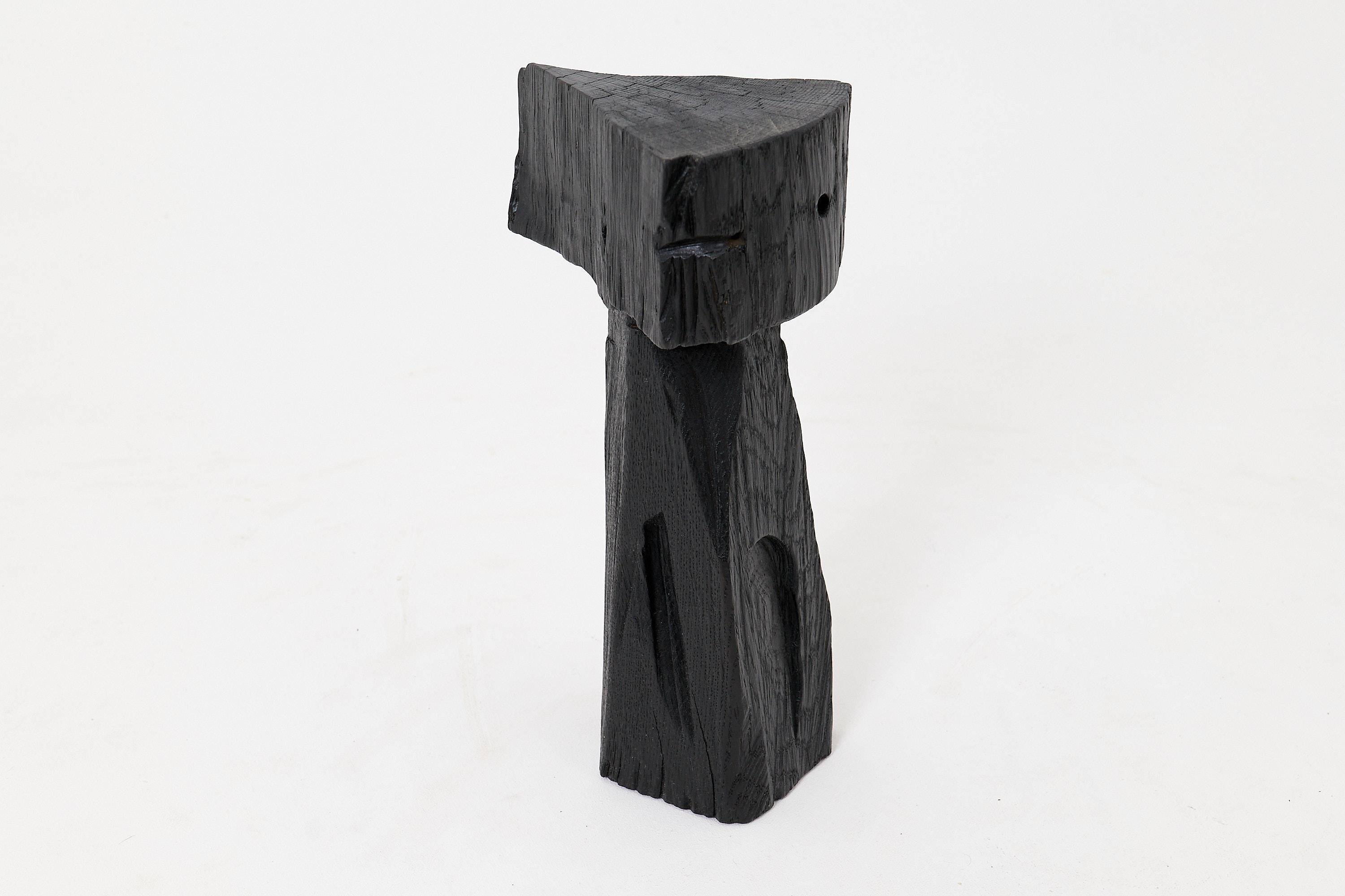 Sculpturale, sculptée à la main, en bois dur, Table d'appoint, Totem, Piédestal, par Logniture en vente 1