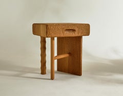 Scultura intagliata a mano in Oak bianco e Tavolino o Comodino tranquillo