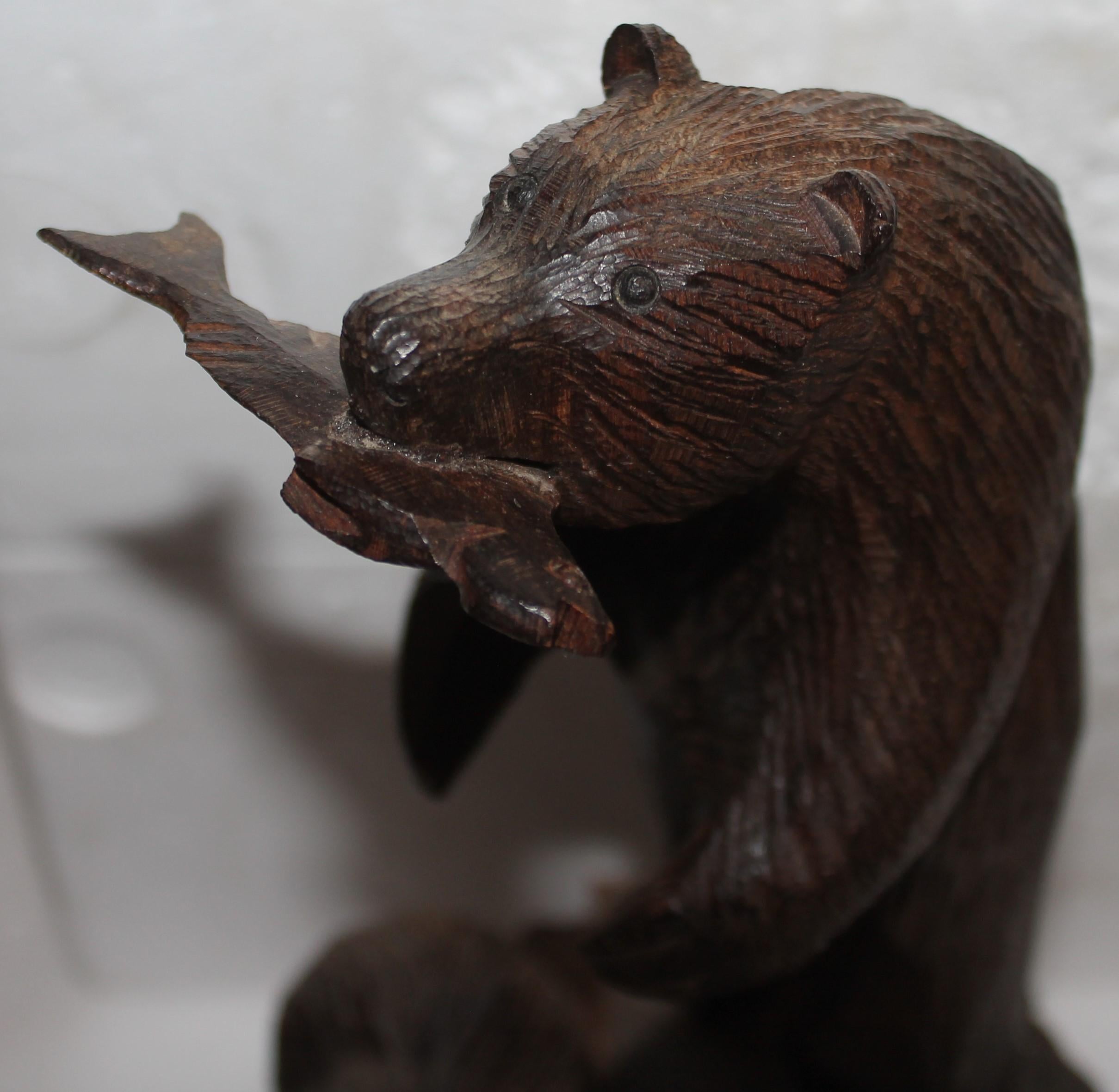 Américain Sculpture d'ours sculptée à la main en vente
