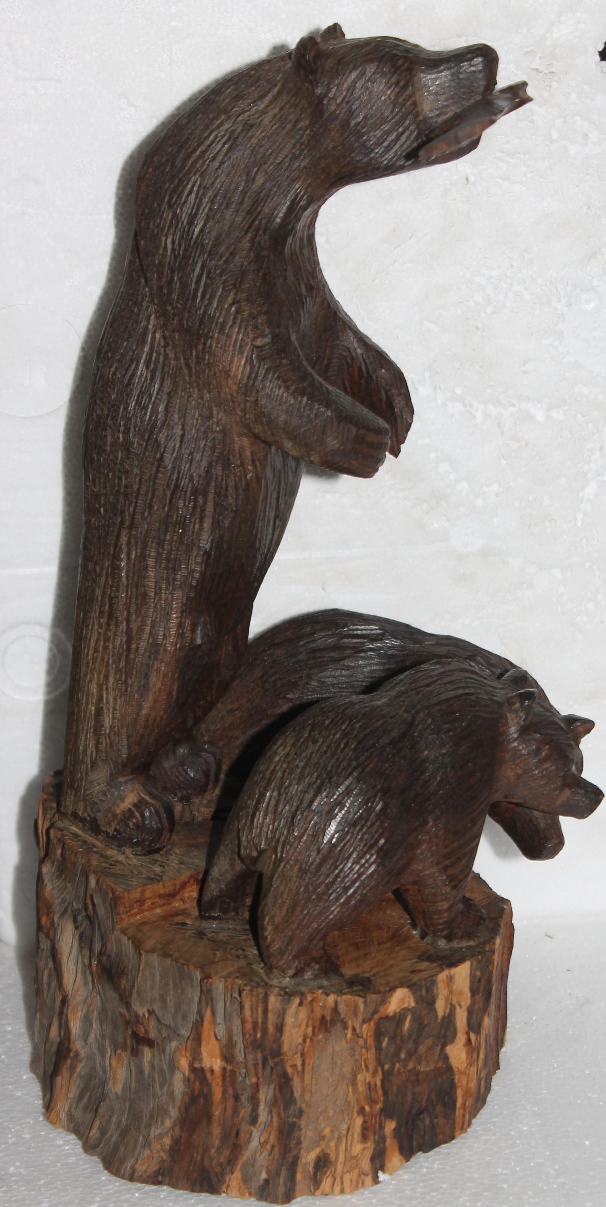 Handgeschnitzte Skulptur von Bären (Handgefertigt) im Angebot