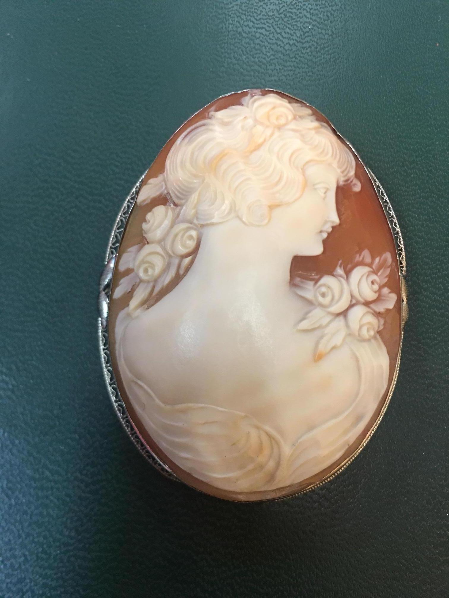 Hand Carved Shell Cameo Gold Art Deco Style Brooch Pin Pendant Fine Jewelry In Excellent Condition In Montreal, QC