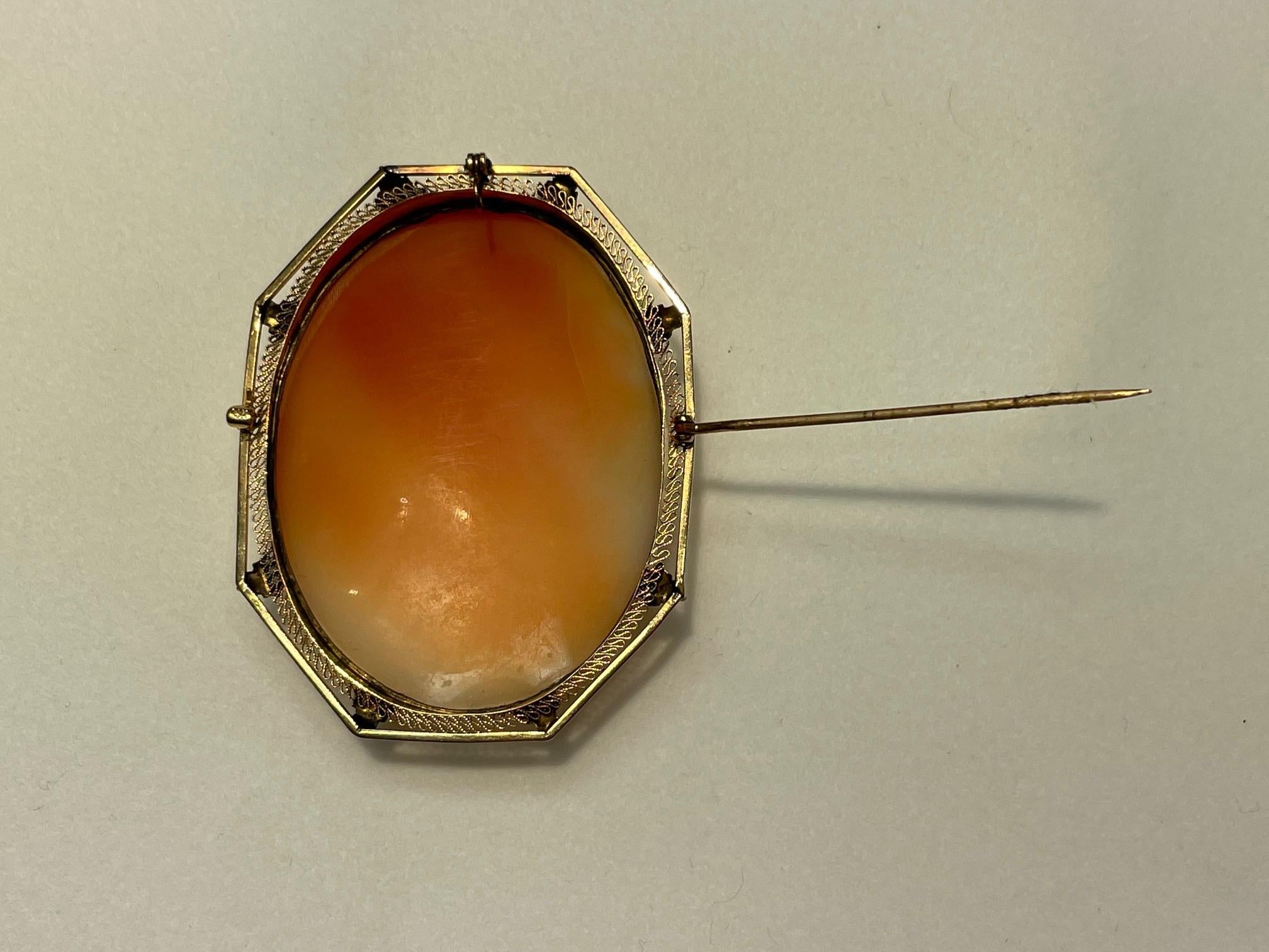 Hand Carved Shell Portrait Cameo Yellow Gold Pin Pendant Estate Fine Jewelry In Excellent Condition In Montreal, QC