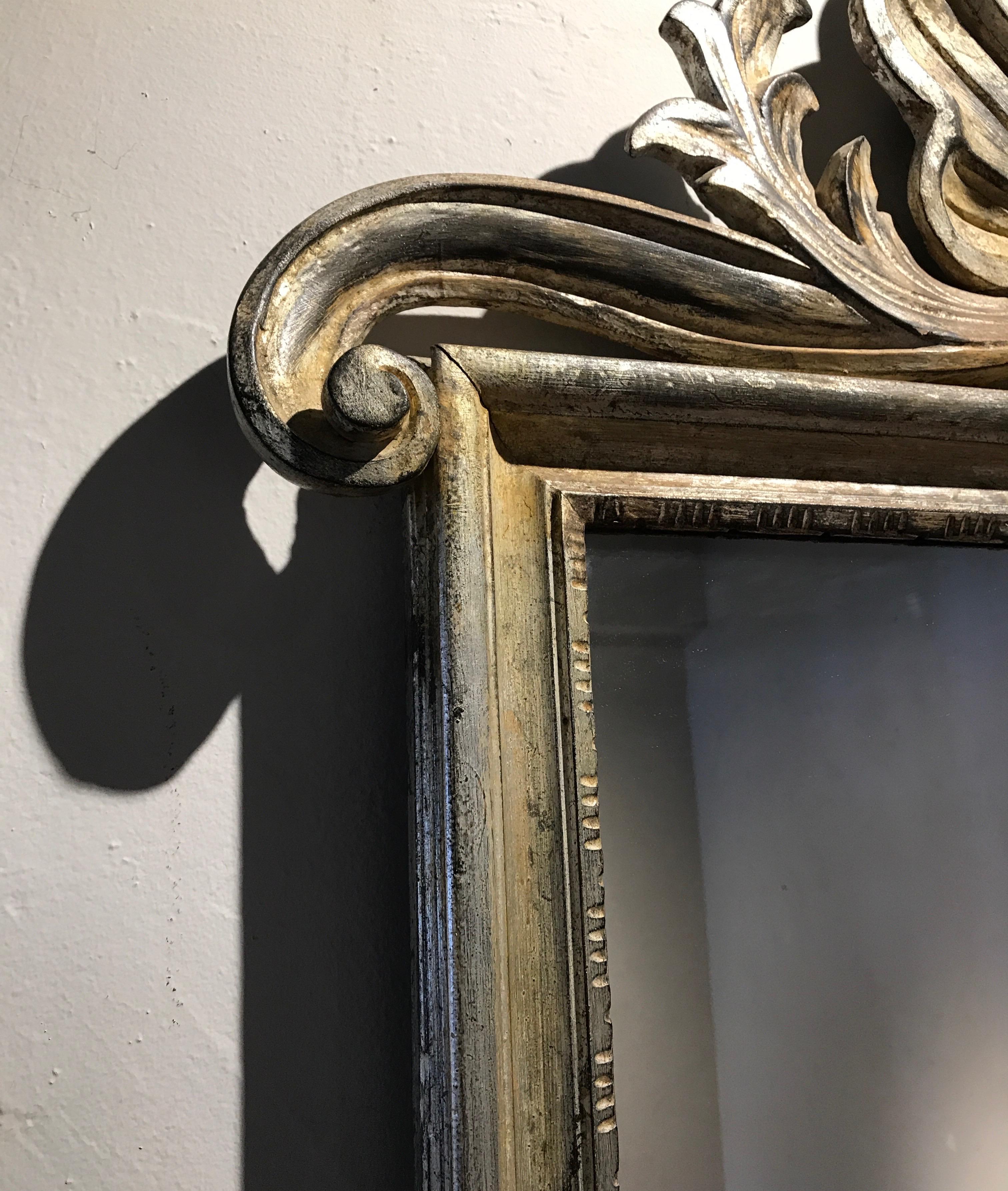 Simply elegant hand carved giltwood shell mirror by Palladio.