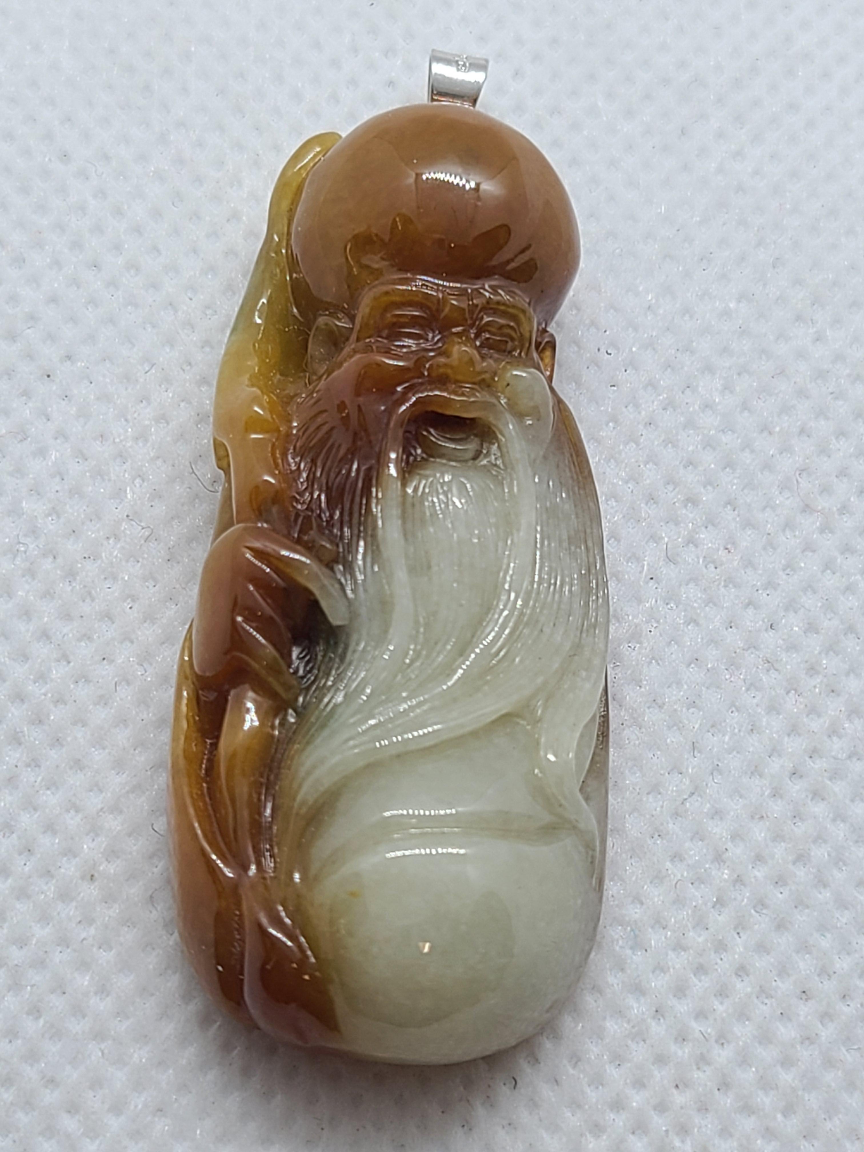 Ciondolo di giada marrone e bianca naturale intagliato a mano Shou Wong, Dio della Longevità in vendita 4