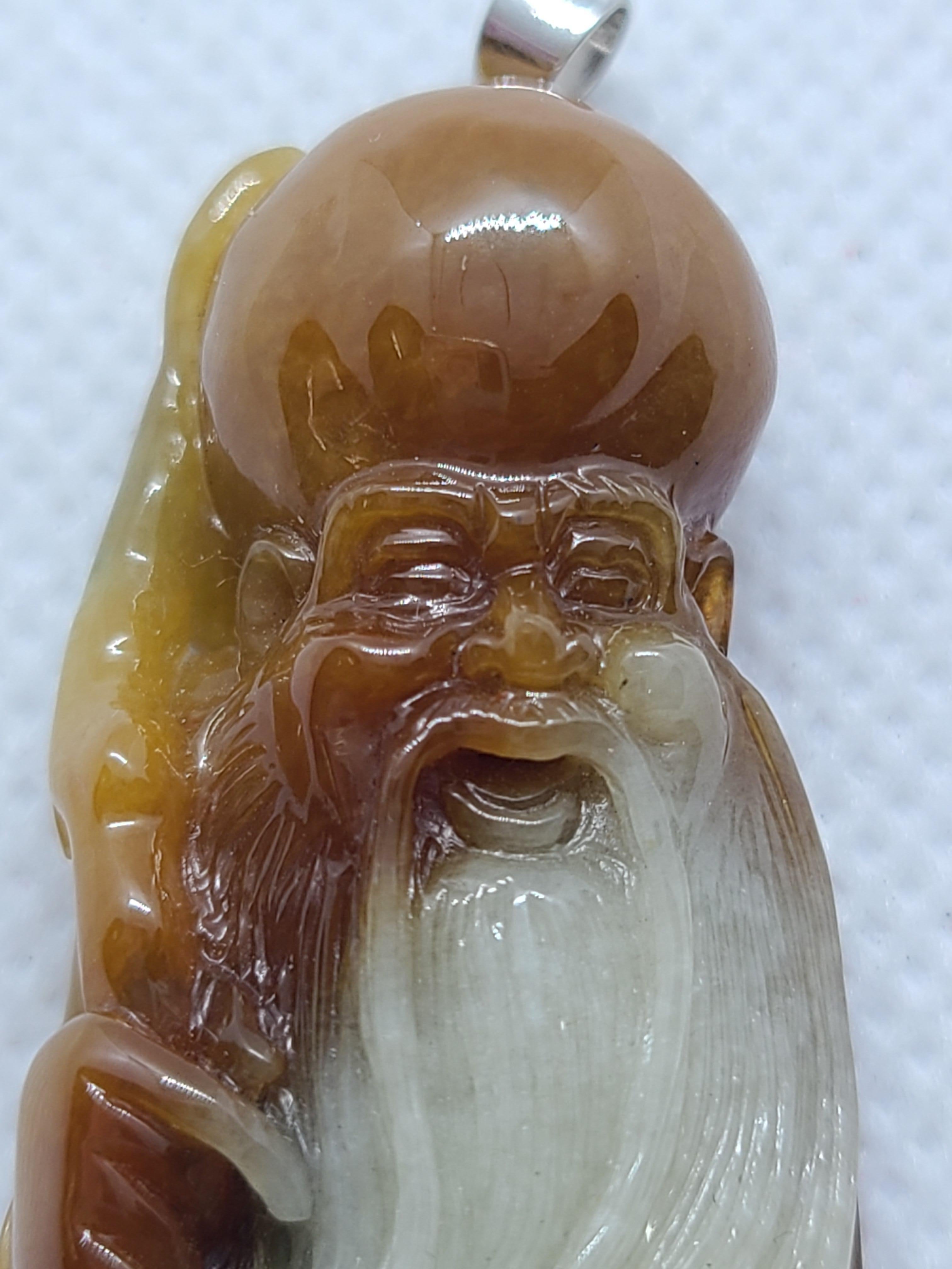 Ciondolo di giada marrone e bianca naturale intagliato a mano Shou Wong, Dio della Longevità in vendita 5