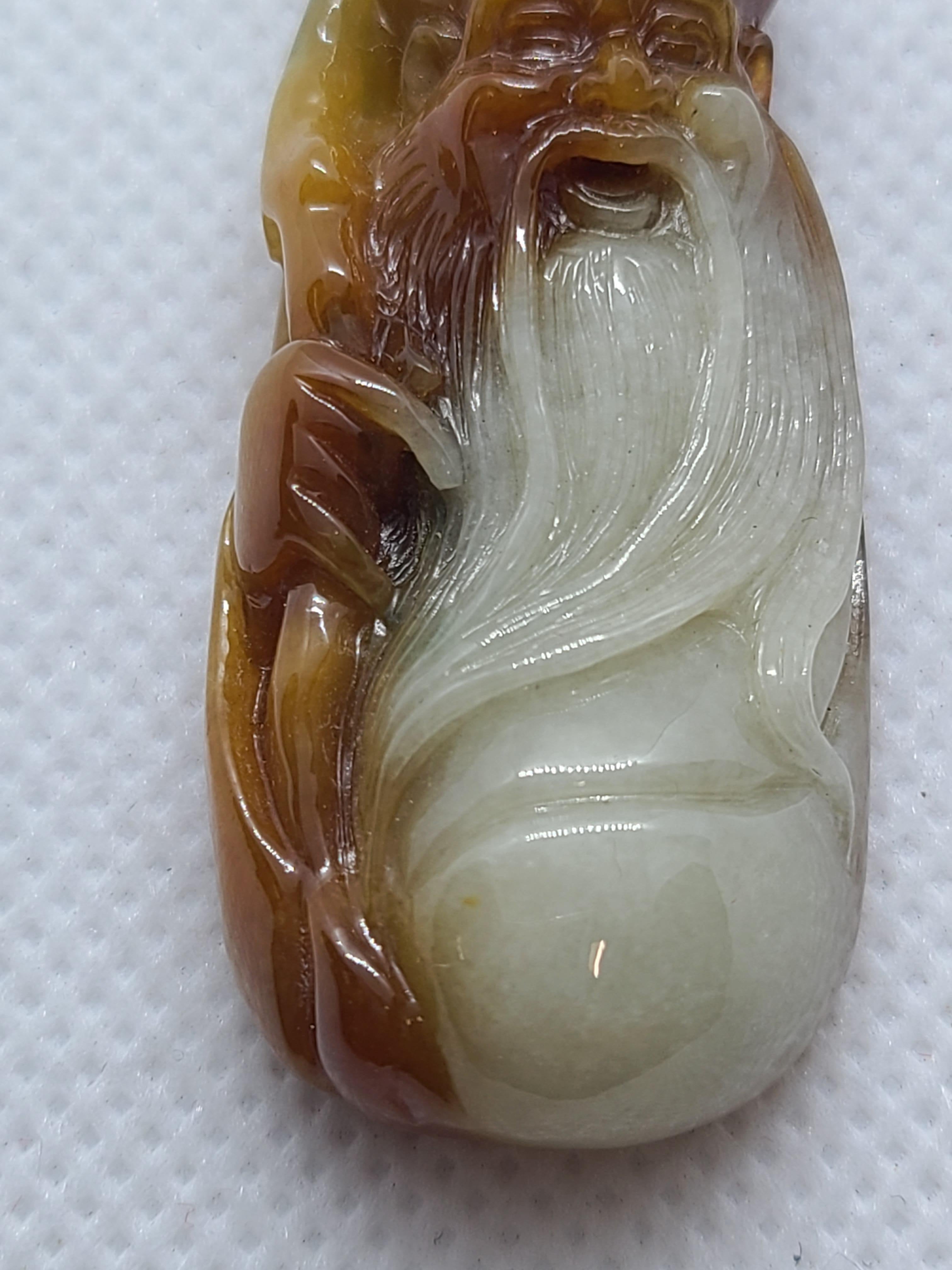 Ciondolo di giada marrone e bianca naturale intagliato a mano Shou Wong, Dio della Longevità in vendita 6